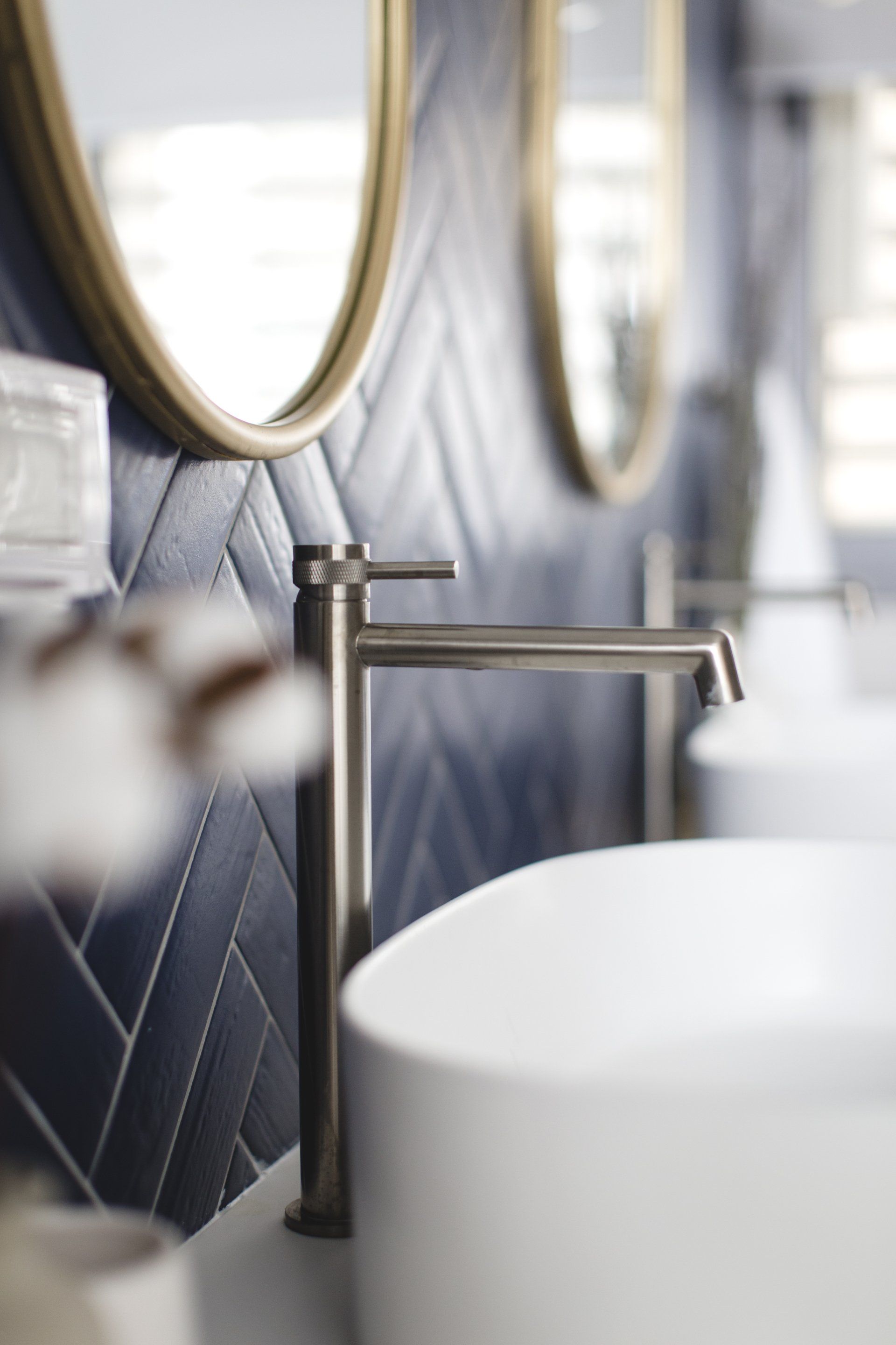 חדר אמבטיה בסגנון וינטג׳ וגבני כחול אוקיינוס. שיפוץ ועיצוב חדר אמבטיה ומקלחת. אסלה סמוייה. פינת כביסה מעוצבת. להרגיש בבית מלון ספא.  בניחוח אוקיינוס בעיצוב של מעצבת פנים ומלבישה בתים ג׳ני ויאליך jenyvstudio