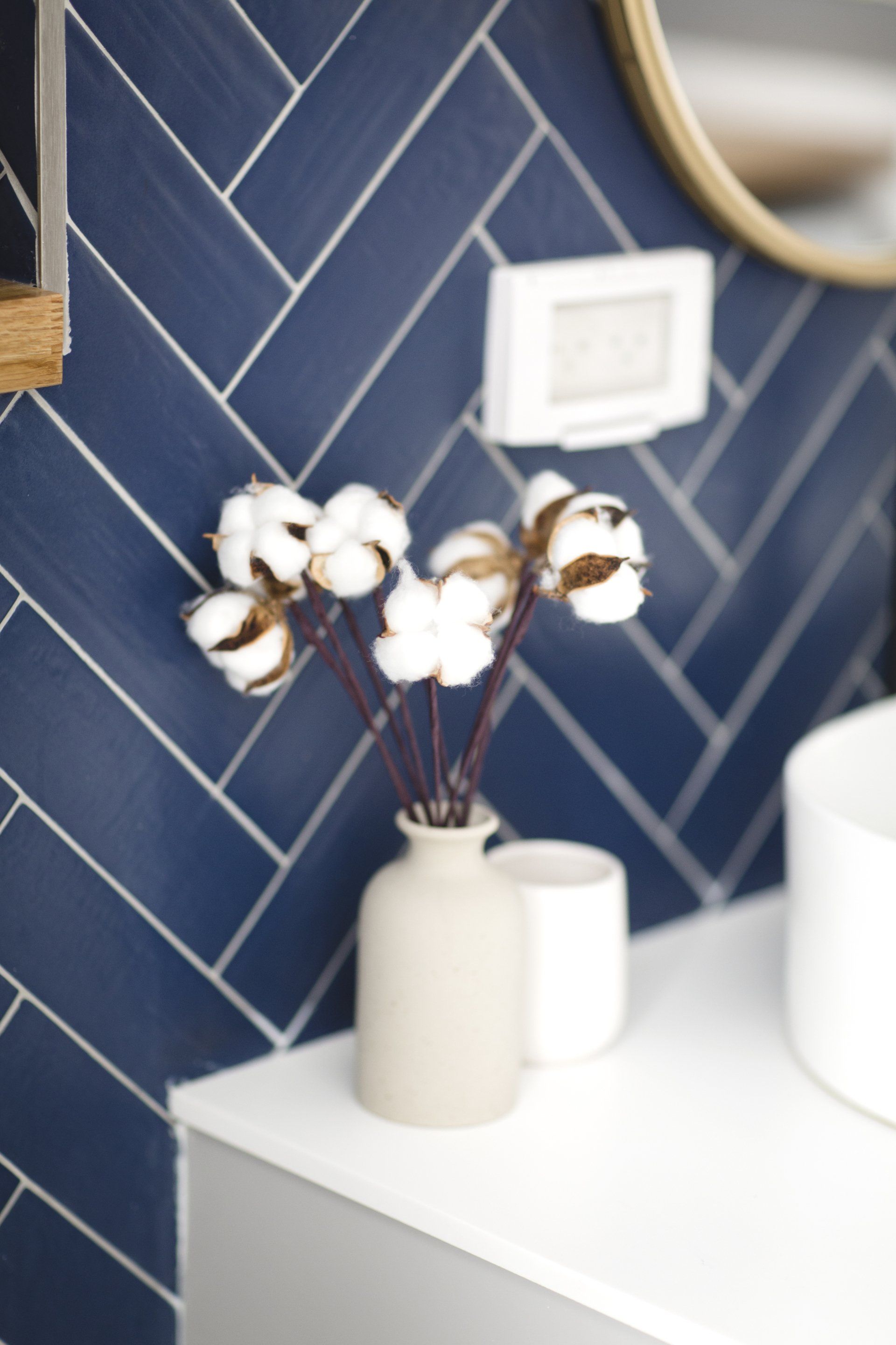 ענפי כותנה אקססוריז חדר אמבטיה בסגנון וינטג׳ וגבני כחול אוקיינוס. שיפוץ ועיצוב חדר אמבטיה ומקלחת. אסלה סמוייה. פינת כביסה מעוצבת. להרגיש בבית מלון ספא.  בניחוח אוקיינוס בעיצוב של מעצבת פנים ומלבישה בתים ג׳ני ויאליך jenyvstudio