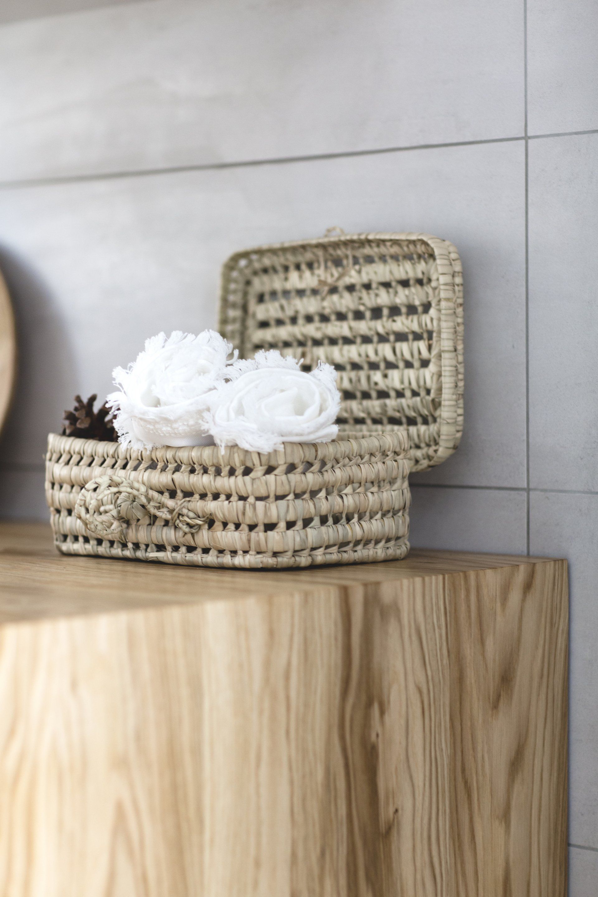 מדפי עץ מעוצבים חדר אמבטיה בסגנון וינטג׳ וגבני כחול אוקיינוס. שיפוץ ועיצוב חדר אמבטיה ומקלחת. אסלה סמוייה. פינת כביסה מעוצבת. להרגיש בבית מלון ספא.  בניחוח אוקיינוס בעיצוב של מעצבת פנים ומלבישה בתים ג׳ני ויאליך jenyvstudio