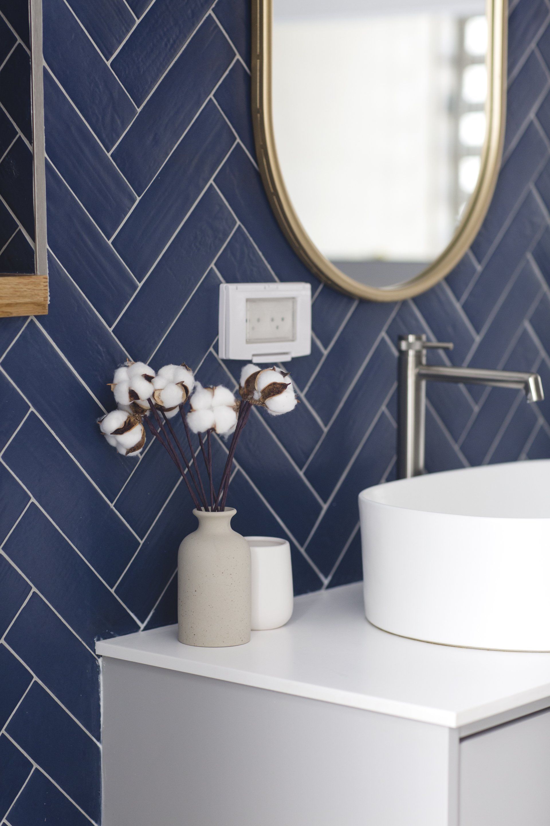 ענפי כותנה אקססוריז חדר אמבטיה בסגנון וינטג׳ וגבני כחול אוקיינוס. שיפוץ ועיצוב חדר אמבטיה ומקלחת. אסלה סמוייה. פינת כביסה מעוצבת. להרגיש בבית מלון ספא.  בניחוח אוקיינוס בעיצוב של מעצבת פנים ומלבישה בתים ג׳ני ויאליך jenyvstudio