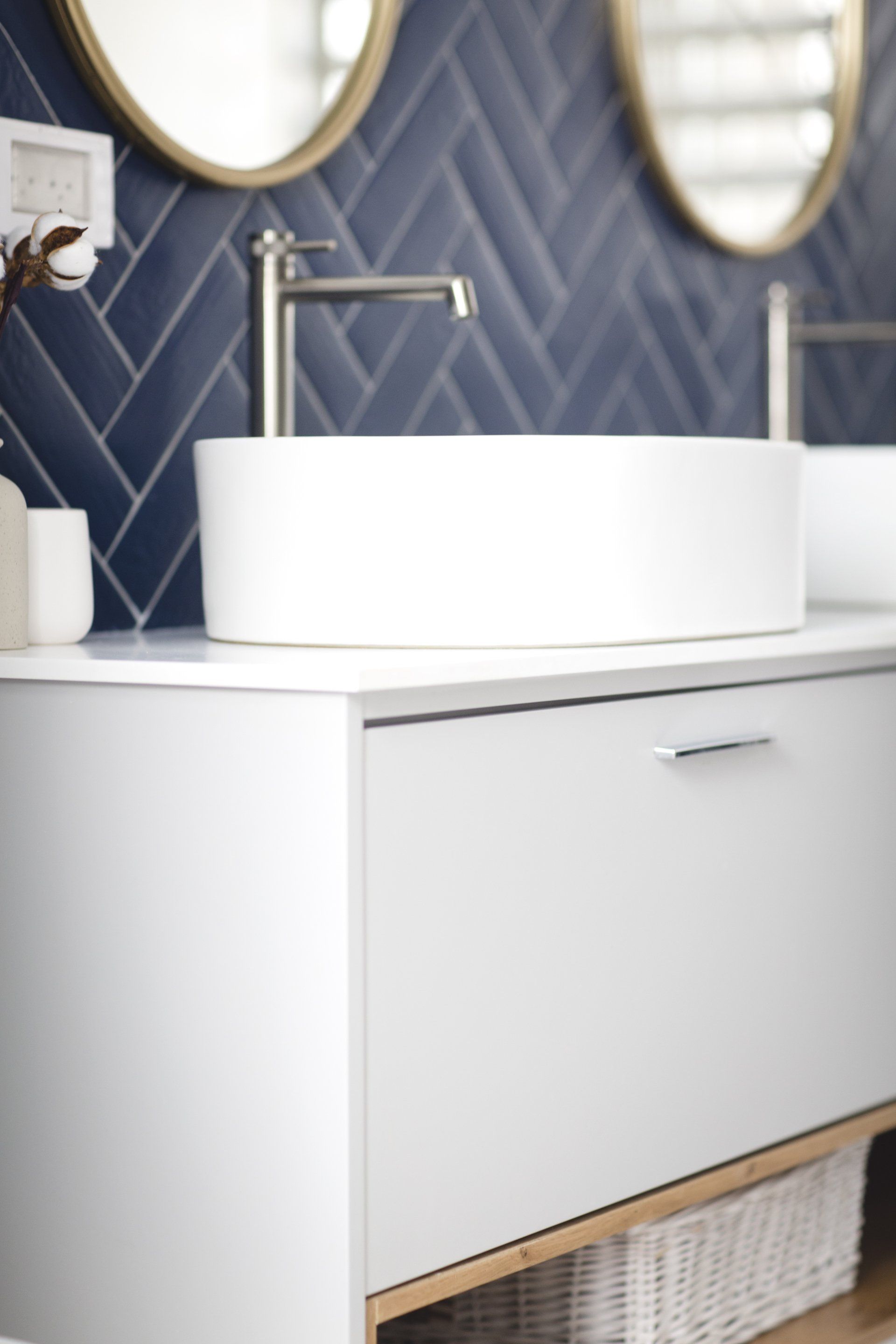 חדר אמבטיה בסגנון וינטג׳ וגבני כחול אוקיינוס. שיפוץ ועיצוב חדר אמבטיה ומקלחת. אסלה סמוייה. פינת כביסה מעוצבת. להרגיש בבית מלון ספא.  בניחוח אוקיינוס בעיצוב של מעצבת פנים ומלבישה בתים ג׳ני ויאליך jenyvstudio