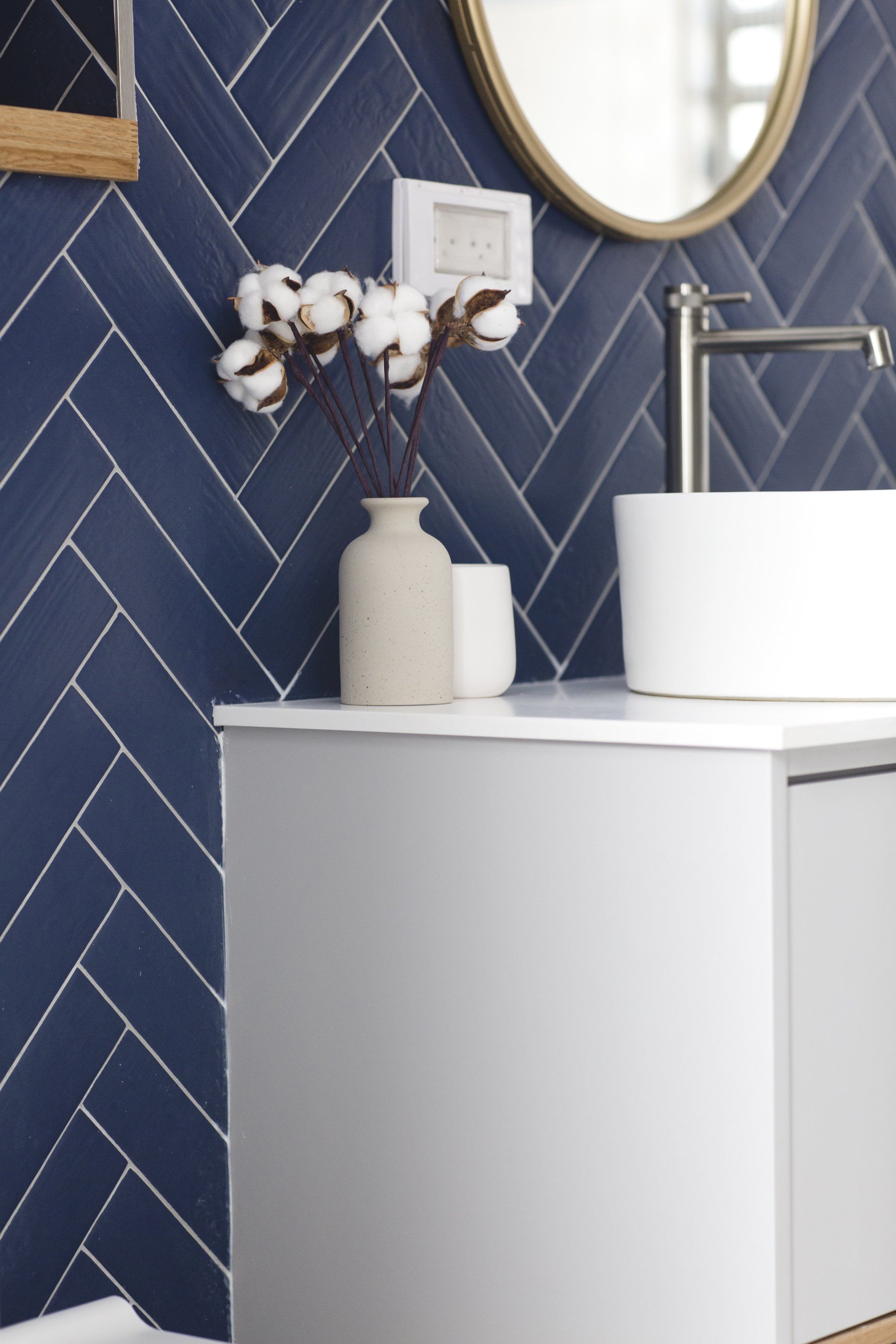 ענפי כותנה אקססוריז חדר אמבטיה בסגנון וינטג׳ וגבני כחול אוקיינוס. שיפוץ ועיצוב חדר אמבטיה ומקלחת. אסלה סמוייה. פינת כביסה מעוצבת. להרגיש בבית מלון ספא.  בניחוח אוקיינוס בעיצוב של מעצבת פנים ומלבישה בתים ג׳ני ויאליך jenyvstudio