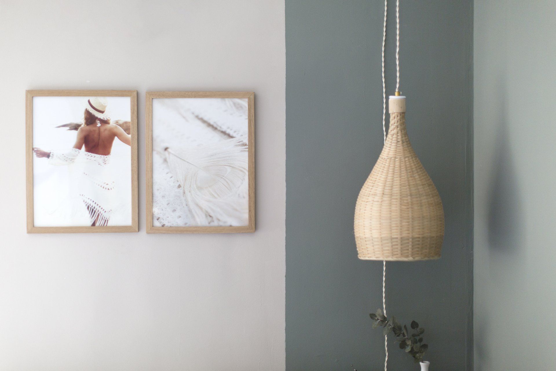 גופי תאורה מעוצבים הום סטיילינג של דירה אורבנית - סלון מעוצב עם ספת טורכיז והמון ירוק חופשי ובוהו שיקי בעיצוב של מעצבת פנים ומלבישה בתים ג׳ני ויאליך jenyvstudio