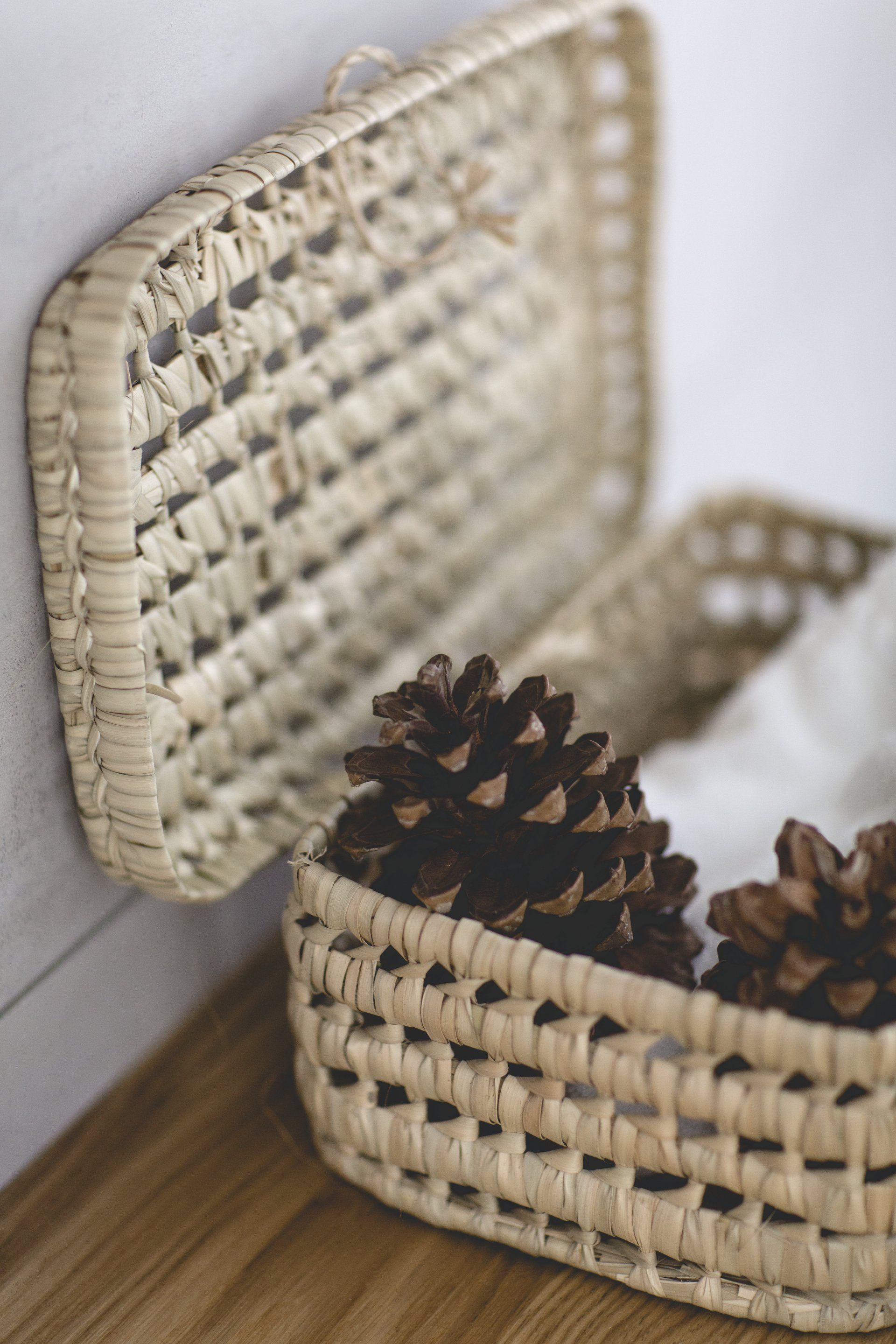 חדר אמבטיה בסגנון וינטג׳ וגבני כחול אוקיינוס. שיפוץ ועיצוב חדר אמבטיה ומקלחת. אסלה סמוייה. פינת כביסה מעוצבת. להרגיש בבית מלון ספא.  בניחוח אוקיינוס בעיצוב של מעצבת פנים ומלבישה בתים ג׳ני ויאליך jenyvstudio