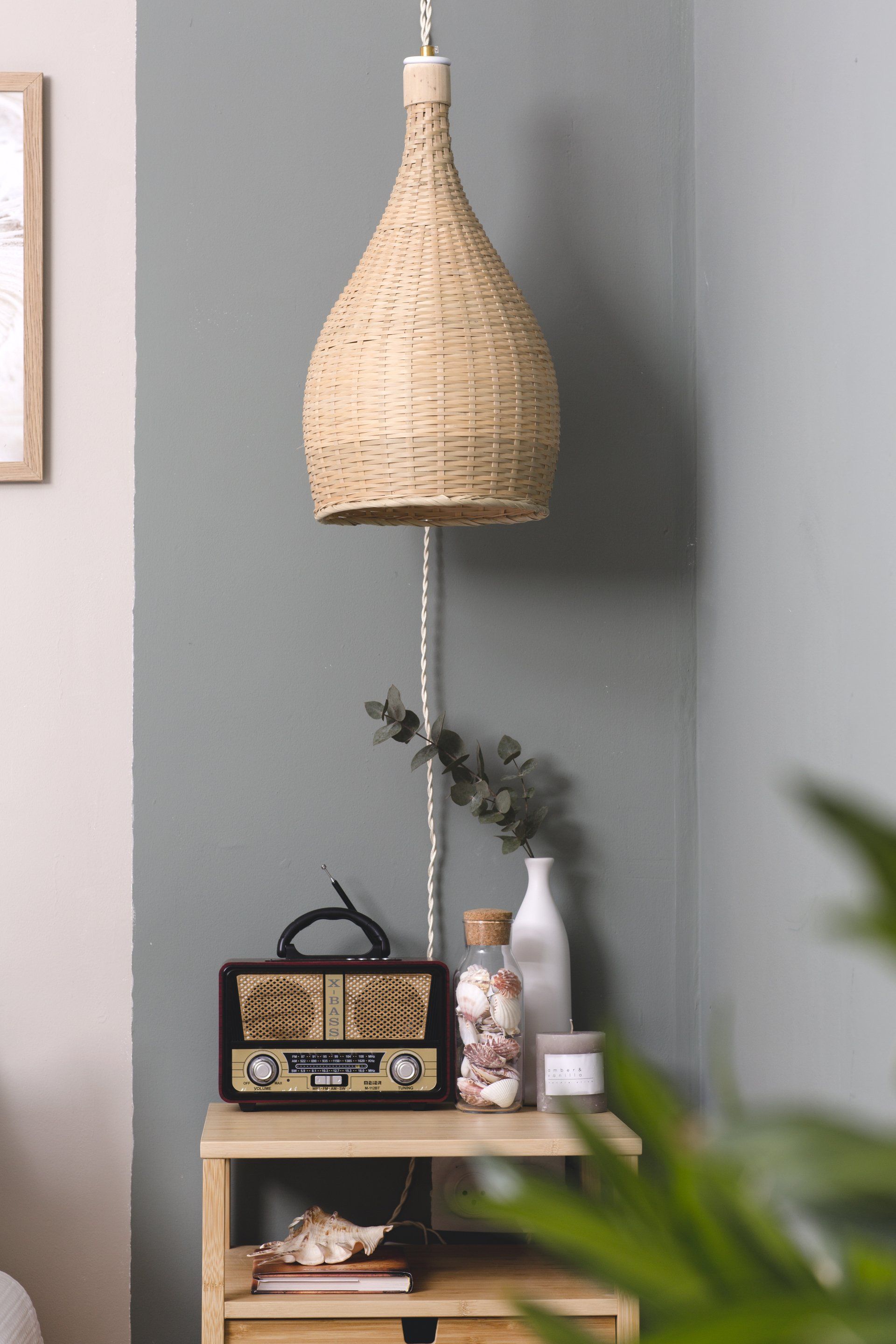 גופי תאורה מעוצבים הום סטיילינג של דירה אורבנית - סלון מעוצב עם ספת טורכיז והמון ירוק חופשי ובוהו שיקי בעיצוב של מעצבת פנים ומלבישה בתים ג׳ני ויאליך jenyvstudio