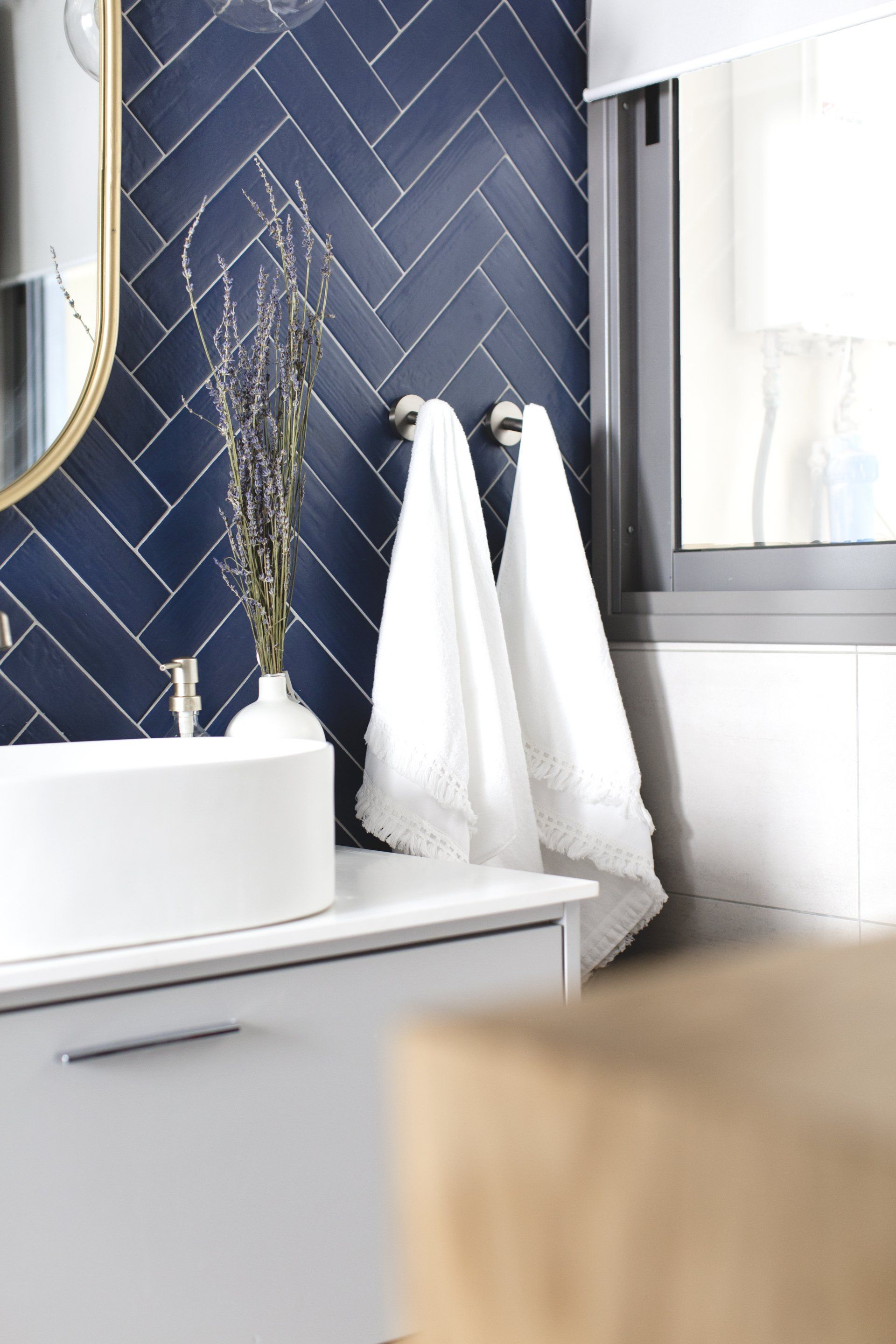 חדר אמבטיה בסגנון וינטג׳ וגבני כחול אוקיינוס. שיפוץ ועיצוב חדר אמבטיה ומקלחת. אסלה סמוייה. פינת כביסה מעוצבת. להרגיש בבית מלון ספא.  בניחוח אוקיינוס בעיצוב של מעצבת פנים ומלבישה בתים ג׳ני ויאליך jenyvstudio