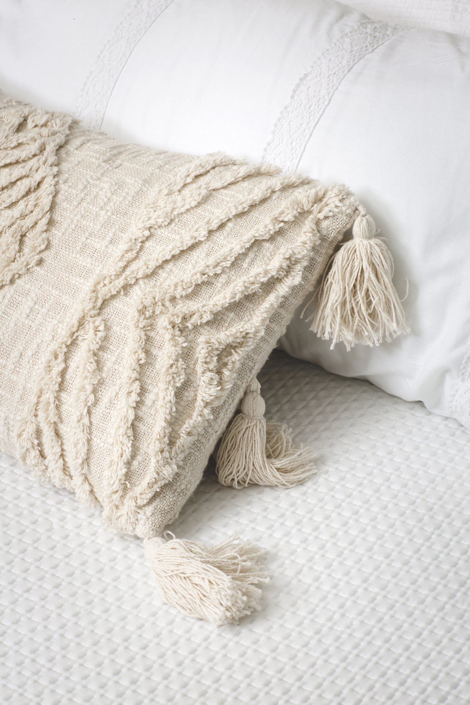 אלמנטים של מקרמה הום סטיילינג של דירה אורבנית - סלון מעוצב עם ספת טורכיז והמון ירוק חופשי ובוהו שיקי בעיצוב של מעצבת פנים ומלבישה בתים ג׳ני ויאליך jenyvstudio