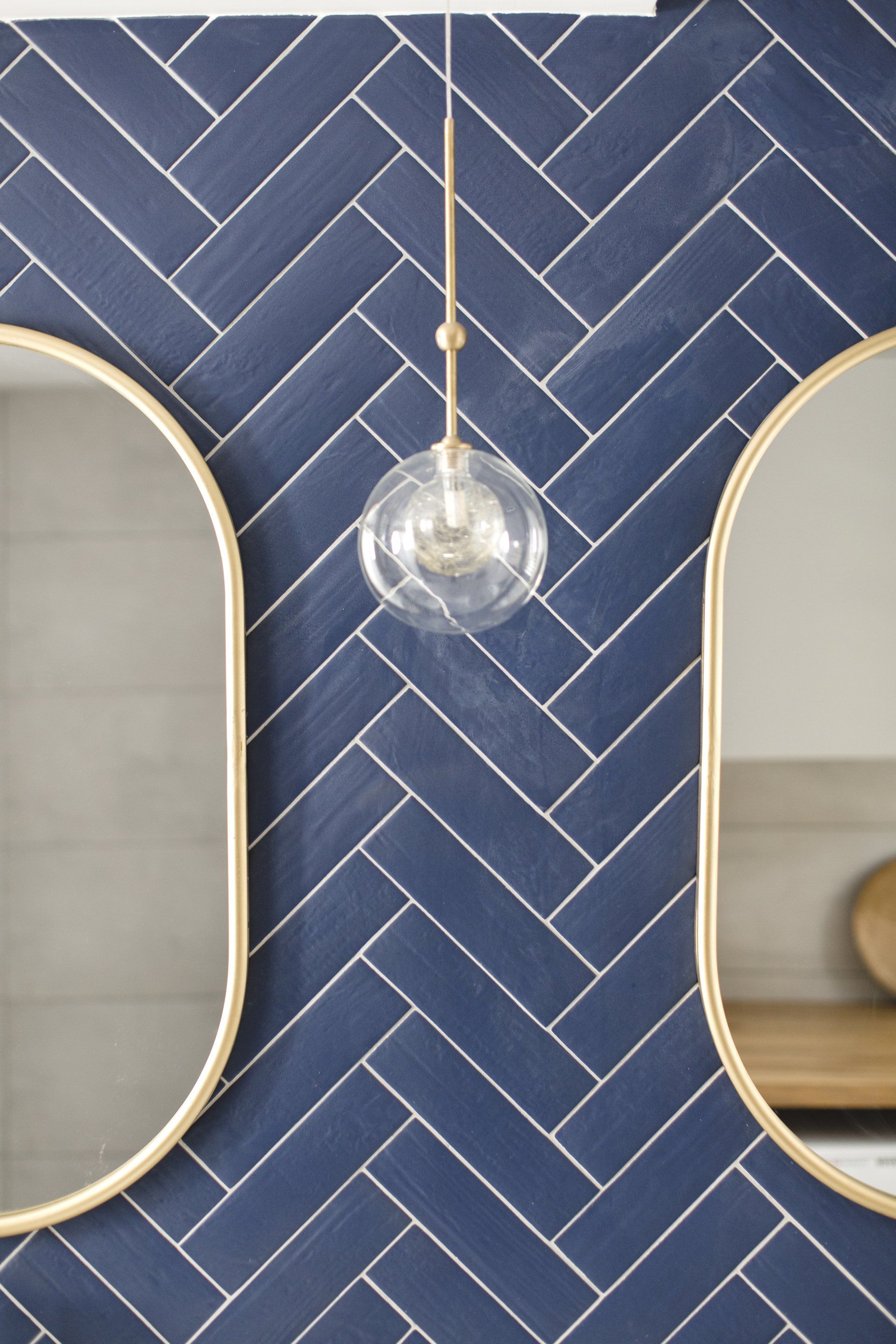 חדר אמבטיה בסגנון וינטג׳ וגבני כחול אוקיינוס. שיפוץ ועיצוב חדר אמבטיה ומקלחת. אסלה סמוייה. פינת כביסה מעוצבת. להרגיש בבית מלון ספא.  בניחוח אוקיינוס בעיצוב של מעצבת פנים ומלבישה בתים ג׳ני ויאליך jenyvstudio