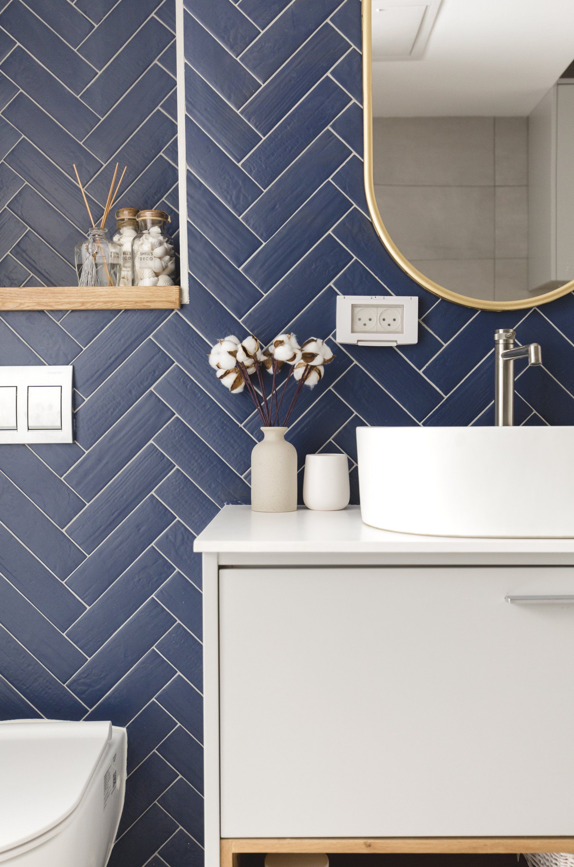 חדר אמבטיה בסגנון וינטג׳ וגבני כחול אוקיינוס. שיפוץ ועיצוב חדר אמבטיה ומקלחת. אסלה סמוייה. פינת כביסה מעוצבת. להרגיש בבית מלון ספא.  בניחוח אוקיינוס בעיצוב של מעצבת פנים ומלבישה בתים ג׳ני ויאליך jenyvstudio