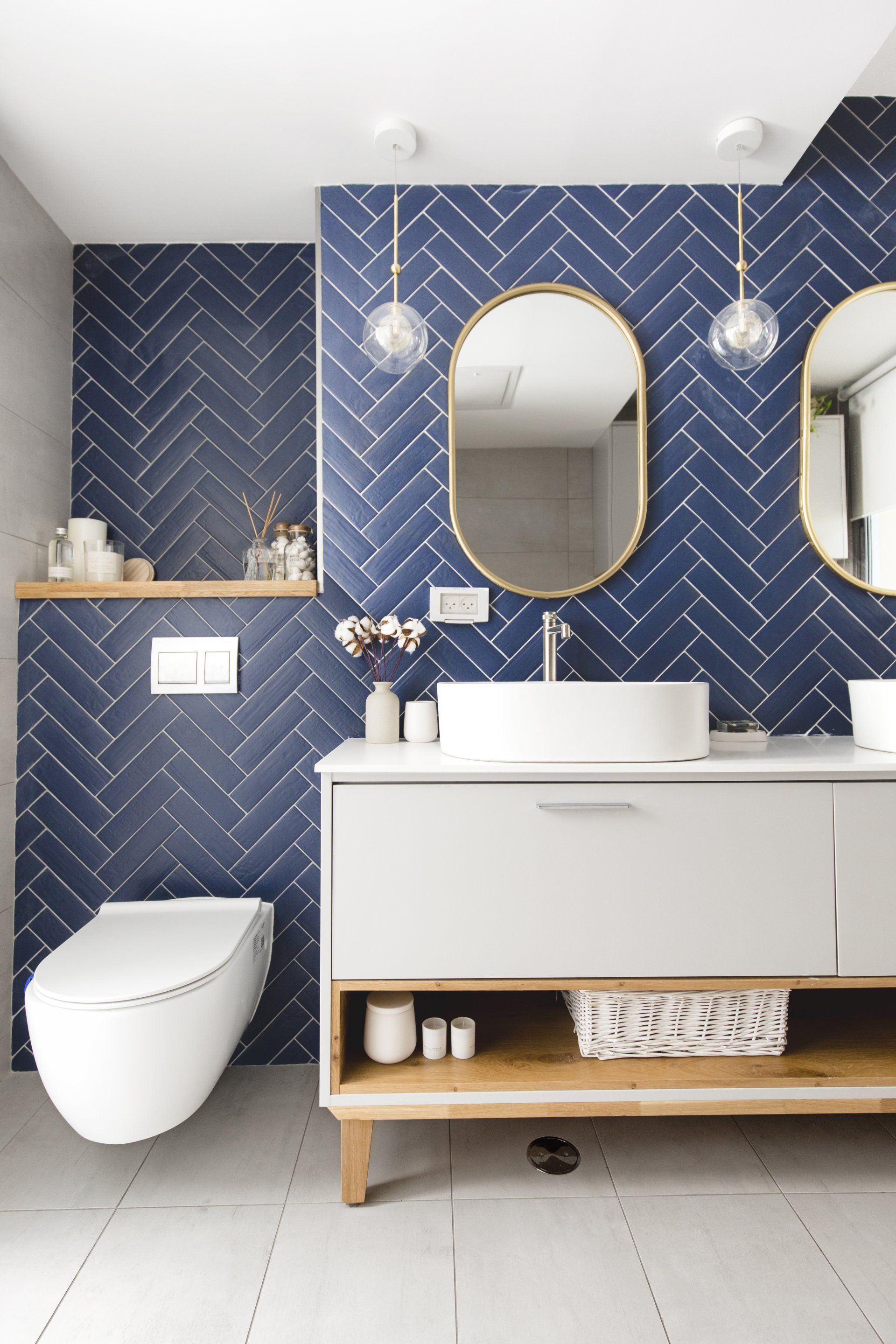 חדר אמבטיה בסגנון וינטג׳ וגבני כחול אוקיינוס. שיפוץ ועיצוב חדר אמבטיה ומקלחת. אסלה סמוייה. פינת כביסה מעוצבת. להרגיש בבית מלון ספא.  בניחוח אוקיינוס בעיצוב של מעצבת פנים ומלבישה בתים ג׳ני ויאליך jenyvstudio