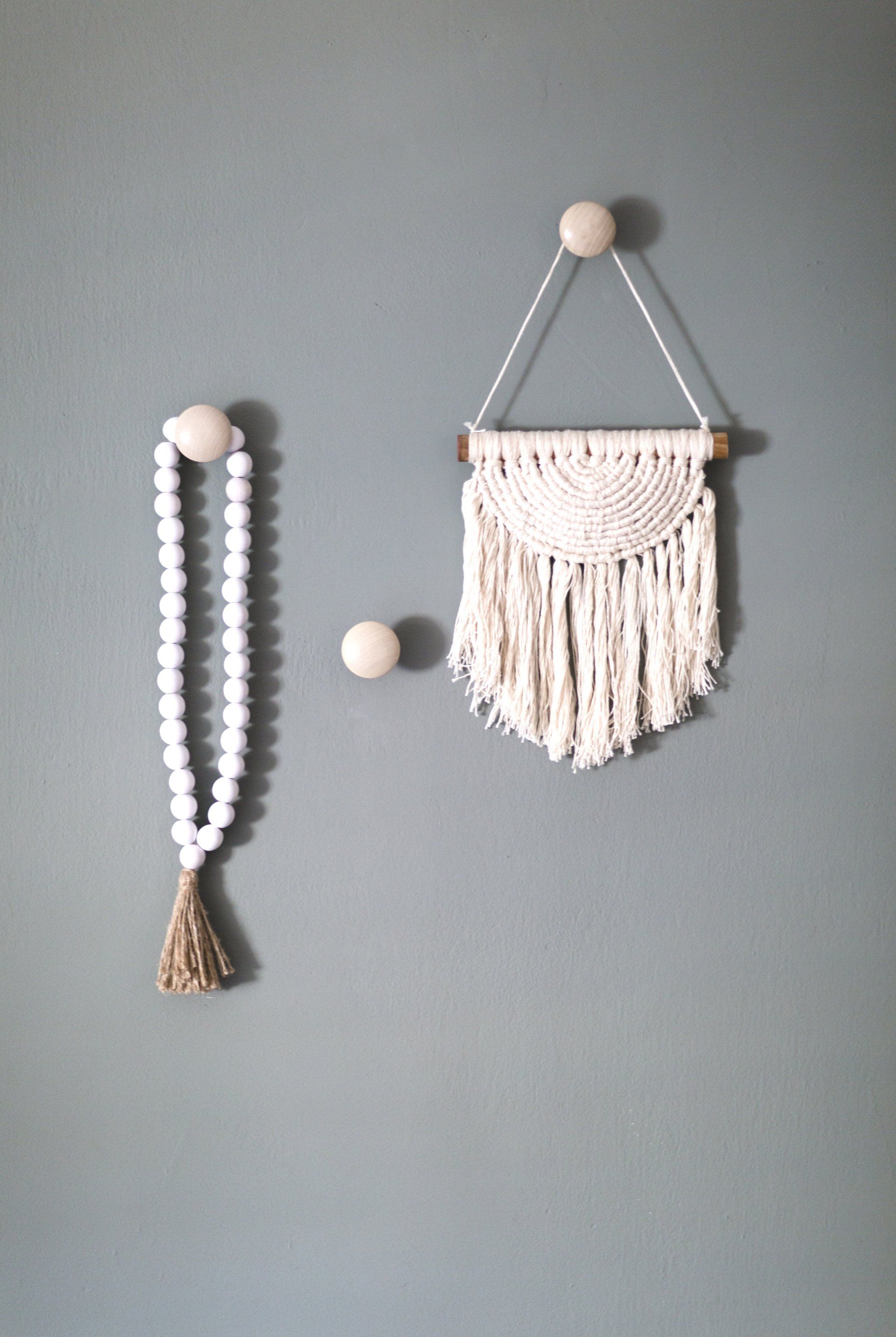 אלמנטים של מקרמה הום סטיילינג של דירה אורבנית - סלון מעוצב עם ספת טורכיז והמון ירוק חופשי ובוהו שיקי בעיצוב של מעצבת פנים ומלבישה בתים ג׳ני ויאליך jenyvstudio