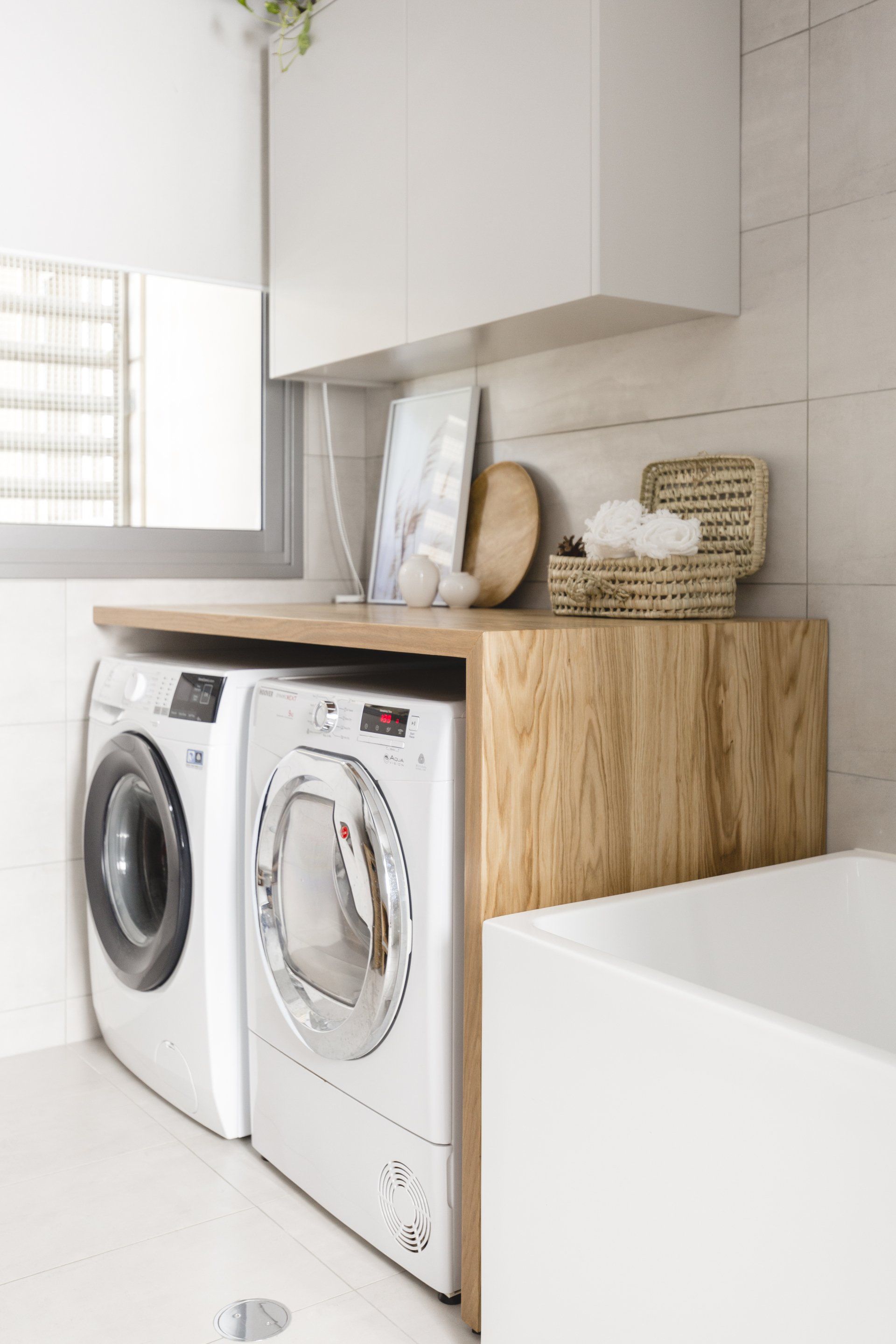 שיפוץ דירת קבלן, שיפוץ בית מלא. סלון, חדרי שינה, חדרי ילדים, חדרי הורים, אמבטיה ומקלחת. שילוב של רהיטים קיימים בעיצוב החדש שיפוץ קומפלט בעיצוב של מעצבת פנים ומלבישה בתים ג׳ני ויאליך jenyvstudio