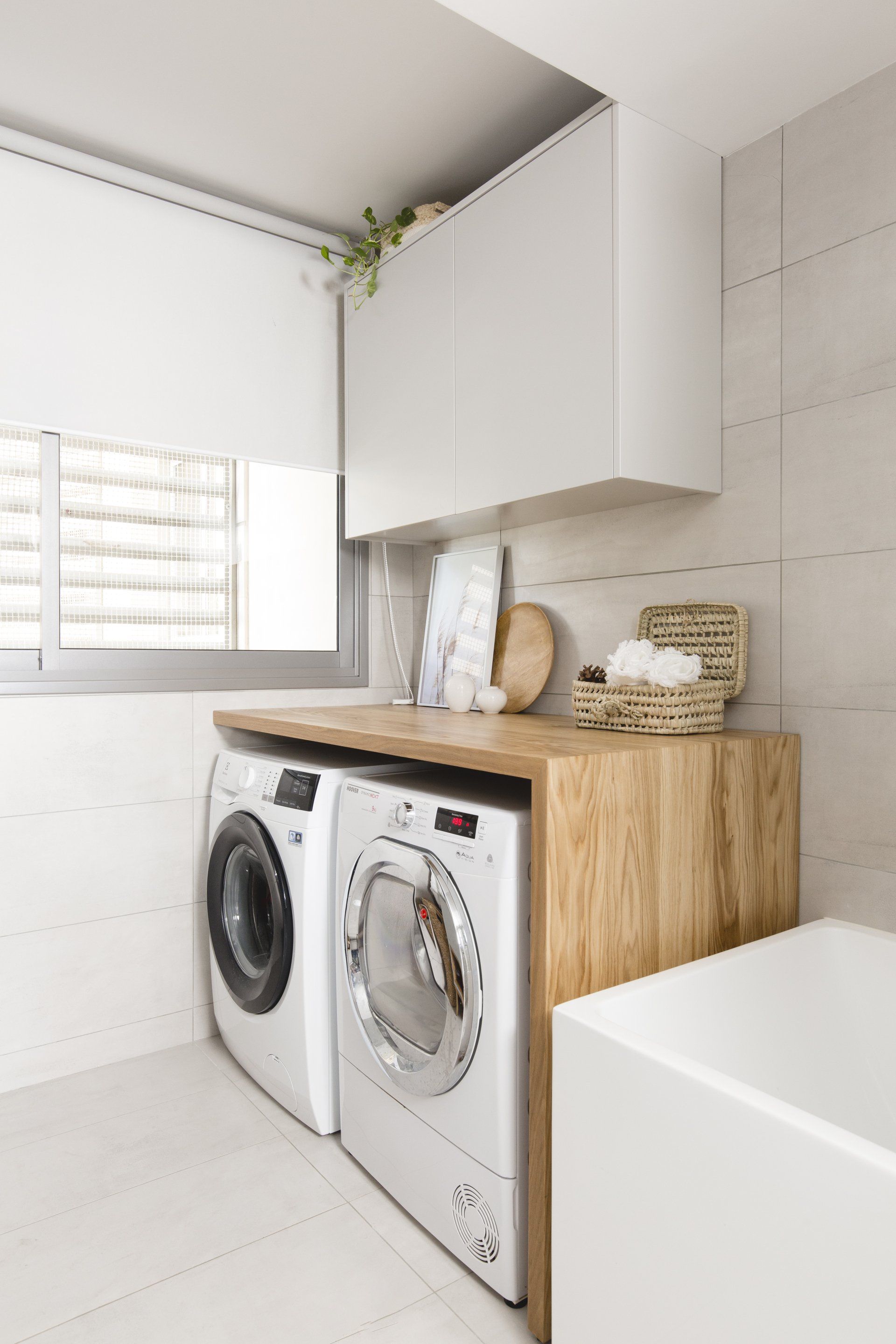 חדר אמבטיה בסגנון וינטג׳ וגבני כחול אוקיינוס. שיפוץ ועיצוב חדר אמבטיה ומקלחת. אסלה סמוייה. פינת כביסה מעוצבת. להרגיש בבית מלון ספא.  בניחוח אוקיינוס בעיצוב של מעצבת פנים ומלבישה בתים ג׳ני ויאליך jenyvstudio