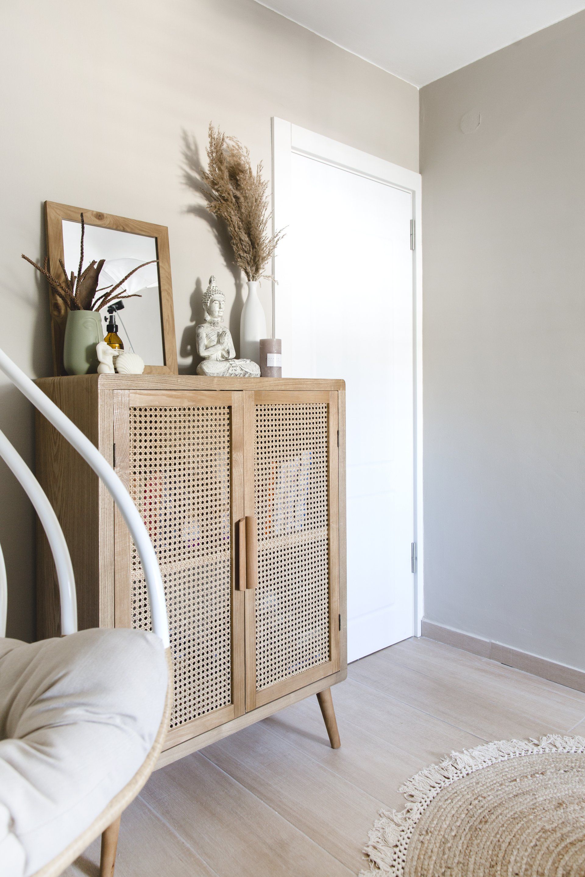 ריהוט רטאן ופמפס דקורטיבי הום סטיילינג של דירה אורבנית - סלון מעוצב עם ספת טורכיז והמון ירוק חופשי ובוהו שיקי בעיצוב של מעצבת פנים ומלבישה בתים ג׳ני ויאליך jenyvstudio