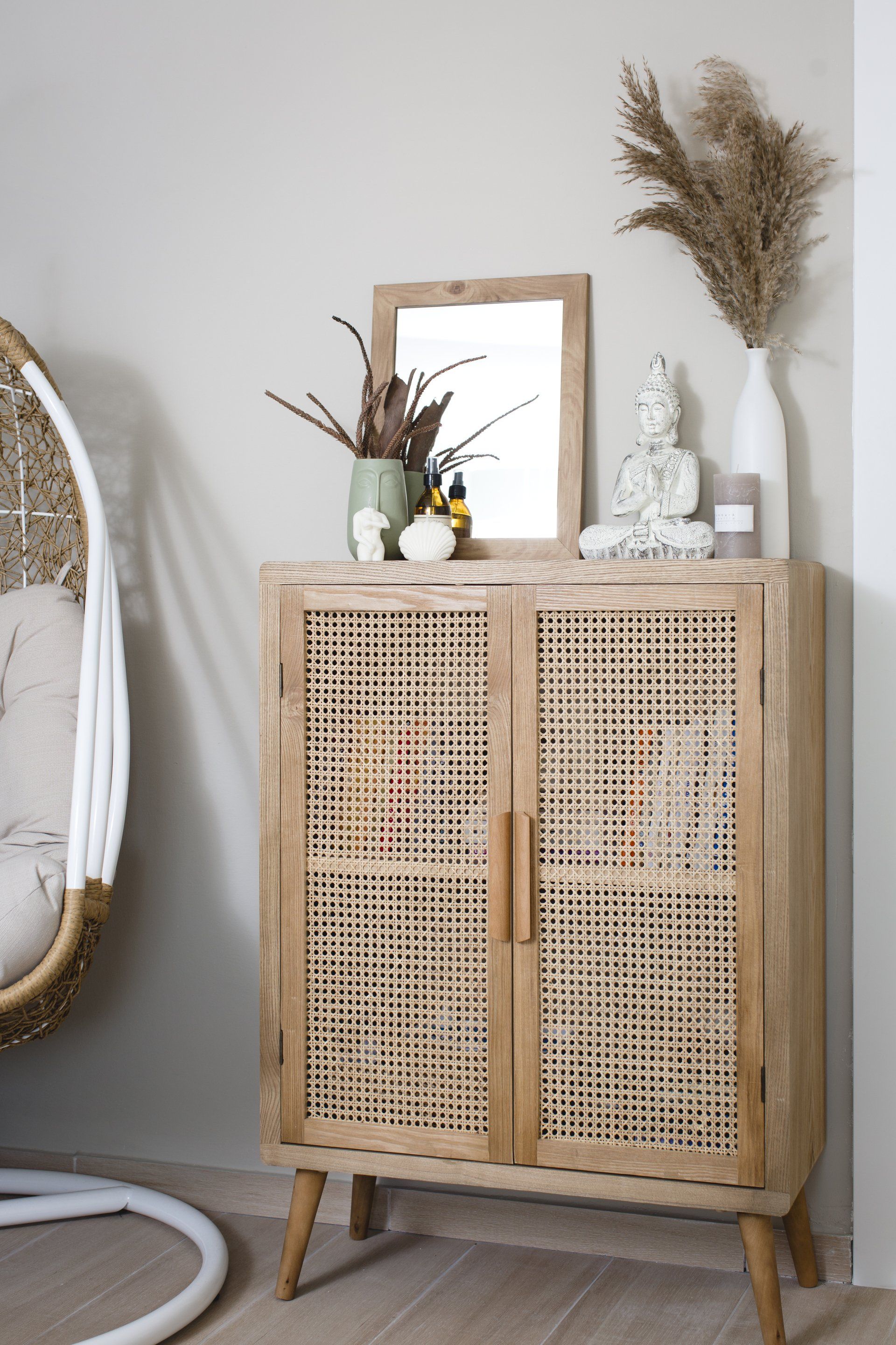 ריהוט רטאן ופמפס דקורטיבי הום סטיילינג של דירה אורבנית - סלון מעוצב עם ספת טורכיז והמון ירוק חופשי ובוהו שיקי בעיצוב של מעצבת פנים ומלבישה בתים ג׳ני ויאליך jenyvstudio