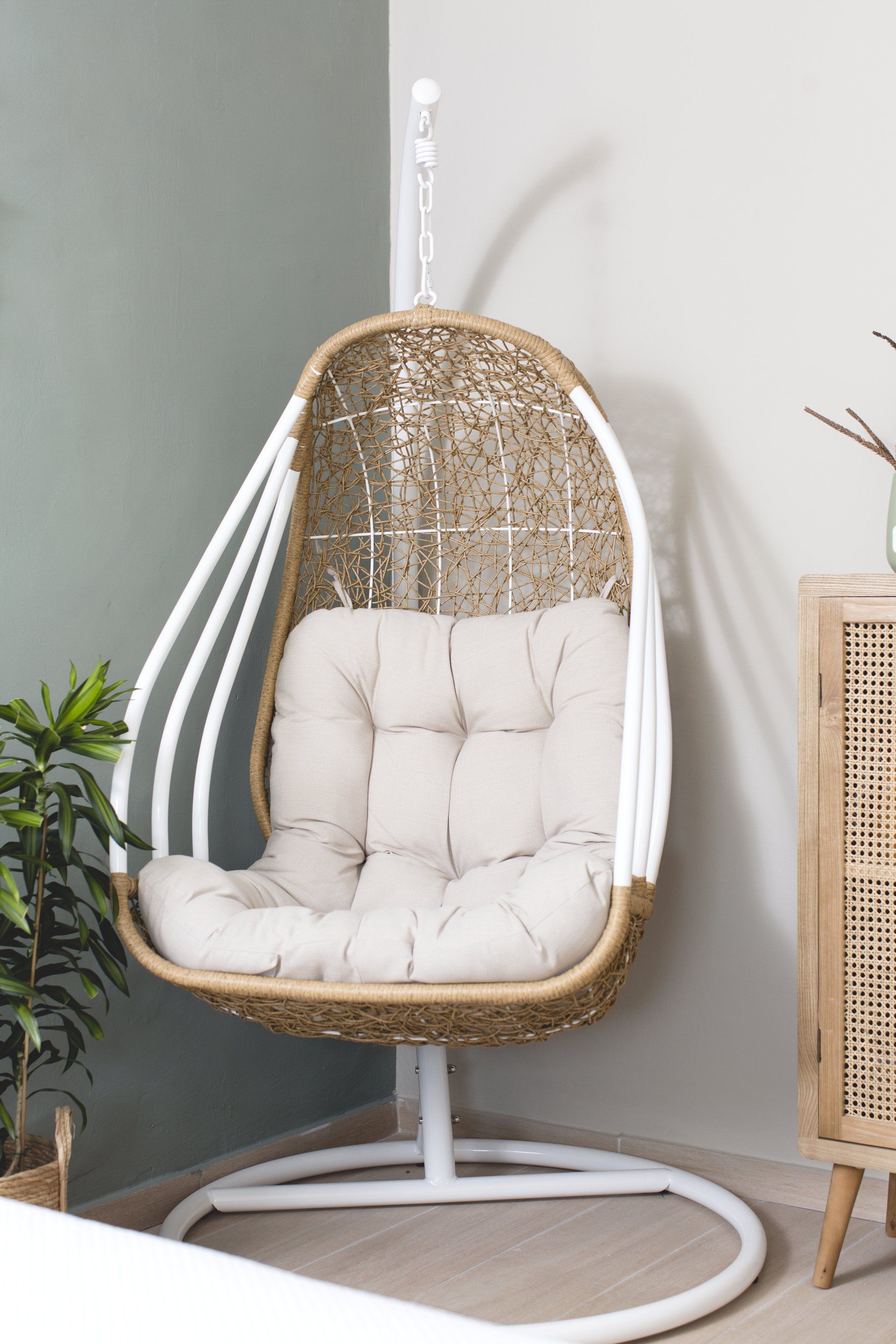 ריהוט רטאן ופמפס דקורטיבי הום סטיילינג של דירה אורבנית - סלון מעוצב עם ספת טורכיז והמון ירוק חופשי ובוהו שיקי בעיצוב של מעצבת פנים ומלבישה בתים ג׳ני ויאליך jenyvstudio