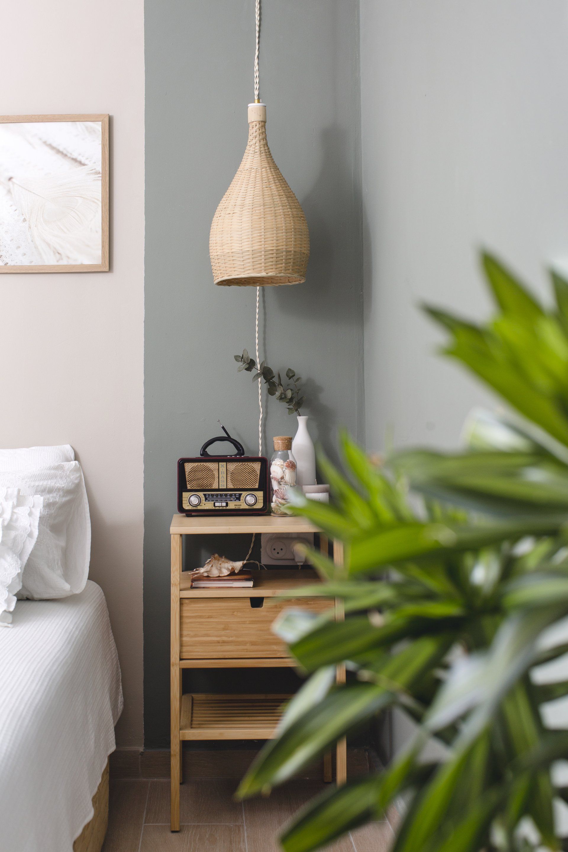 ריהוט רטאן ופמפס דקורטיבי הום סטיילינג של דירה אורבנית - סלון מעוצב עם ספת טורכיז והמון ירוק חופשי ובוהו שיקי בעיצוב של מעצבת פנים ומלבישה בתים ג׳ני ויאליך jenyvstudio