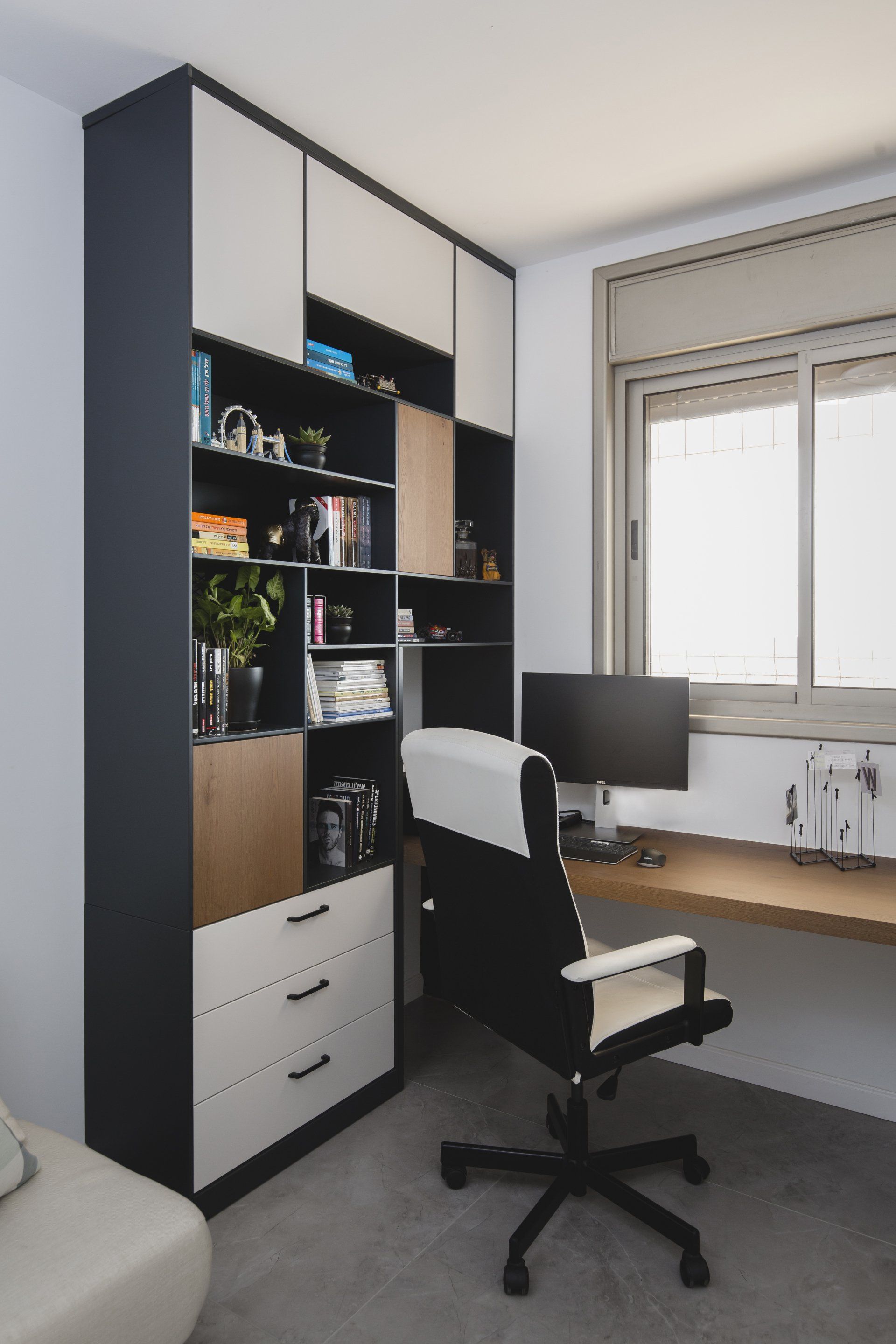 משרד ביתי בסטייל המשקף את העדפות הלקוח. פינת מחשב, כוורת עם ספרים ואקססוריז וצמחים עם פינת מוזיקה כאן עובדים מהבית בעיצוב של מעצבת פנים ומלבישה בתים ג׳ני ויאליך jenyvstudio