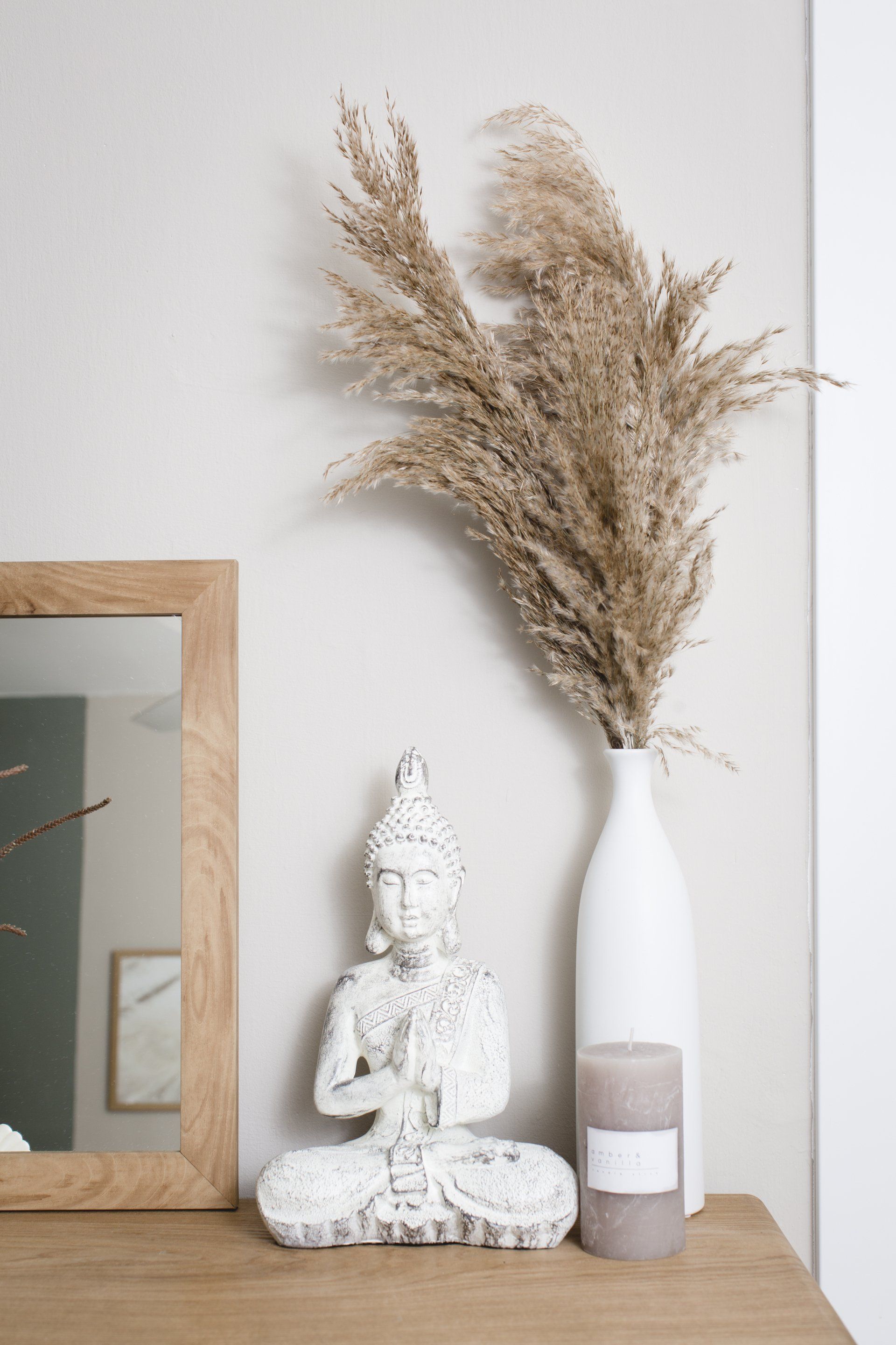 ריהוט רטאן ופמפס דקורטיבי הום סטיילינג של דירה אורבנית - סלון מעוצב עם ספת טורכיז והמון ירוק חופשי ובוהו שיקי בעיצוב של מעצבת פנים ומלבישה בתים ג׳ני ויאליך jenyvstudio