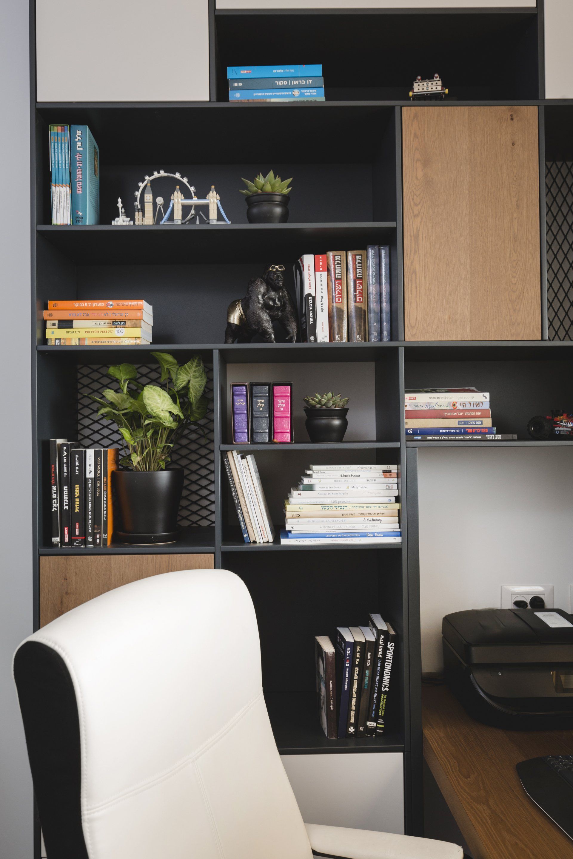 משרד ביתי בסטייל המשקף את העדפות הלקוח. פינת מחשב, כוורת עם ספרים ואקססוריז וצמחים עם פינת מוזיקה כאן עובדים מהבית בעיצוב של מעצבת פנים ומלבישה בתים ג׳ני ויאליך jenyvstudio