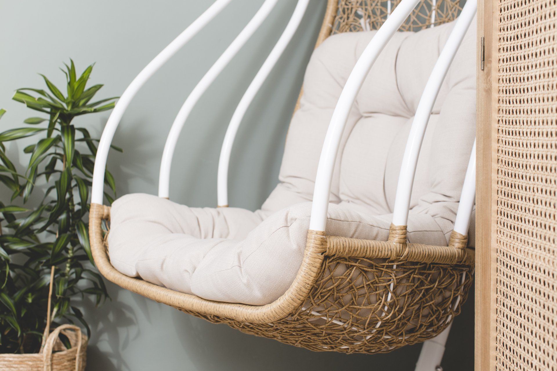 ריהוט רטאן ופמפס דקורטיבי הום סטיילינג של דירה אורבנית - סלון מעוצב עם ספת טורכיז והמון ירוק חופשי ובוהו שיקי בעיצוב של מעצבת פנים ומלבישה בתים ג׳ני ויאליך jenyvstudio