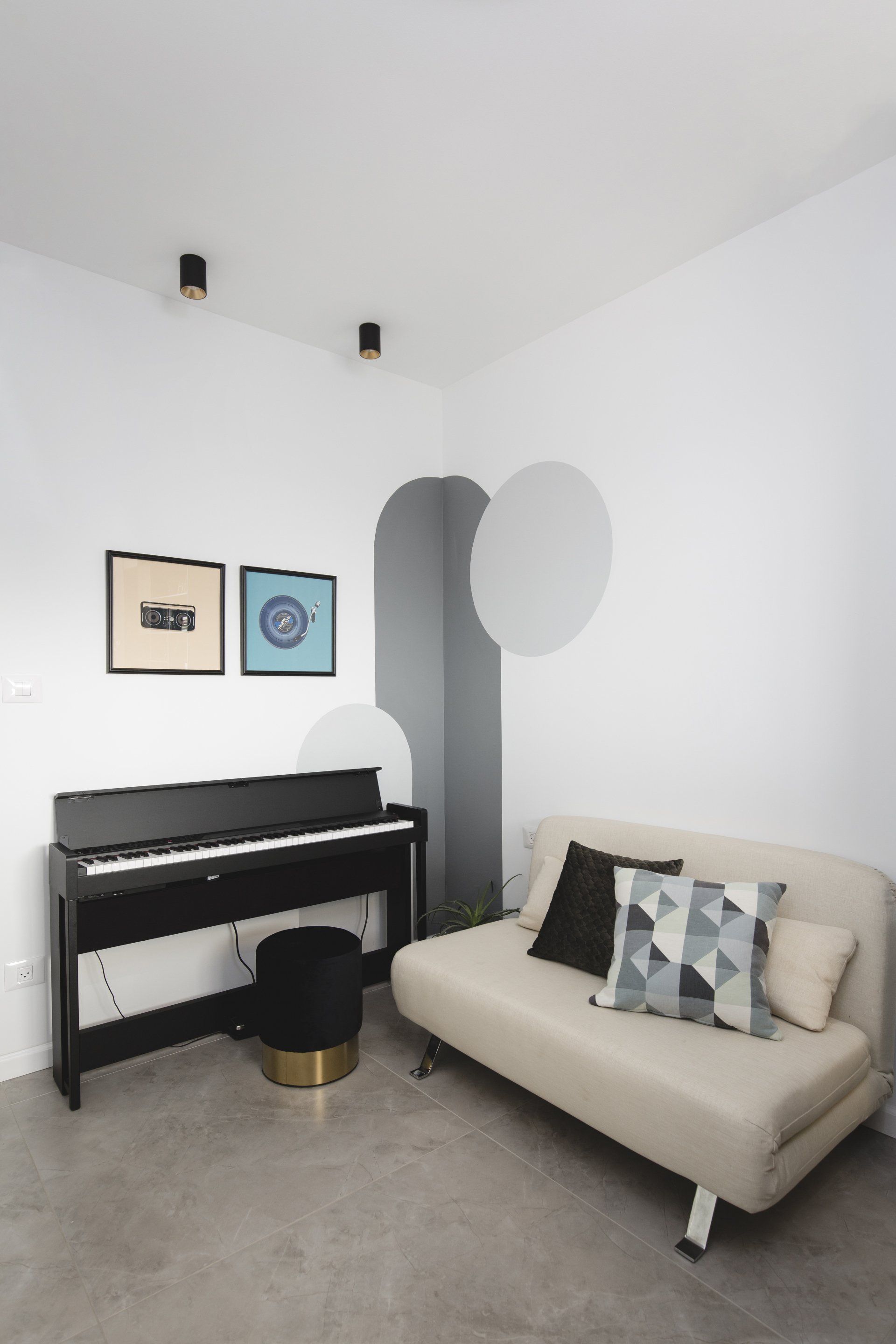 שיפוץ דירת קבלן, שיפוץ בית מלא. סלון, חדרי שינה, חדרי ילדים, חדרי הורים, אמבטיה ומקלחת. שילוב של רהיטים קיימים בעיצוב החדש שיפוץ קומפלט בעיצוב של מעצבת פנים ומלבישה בתים ג׳ני ויאליך jenyvstudio