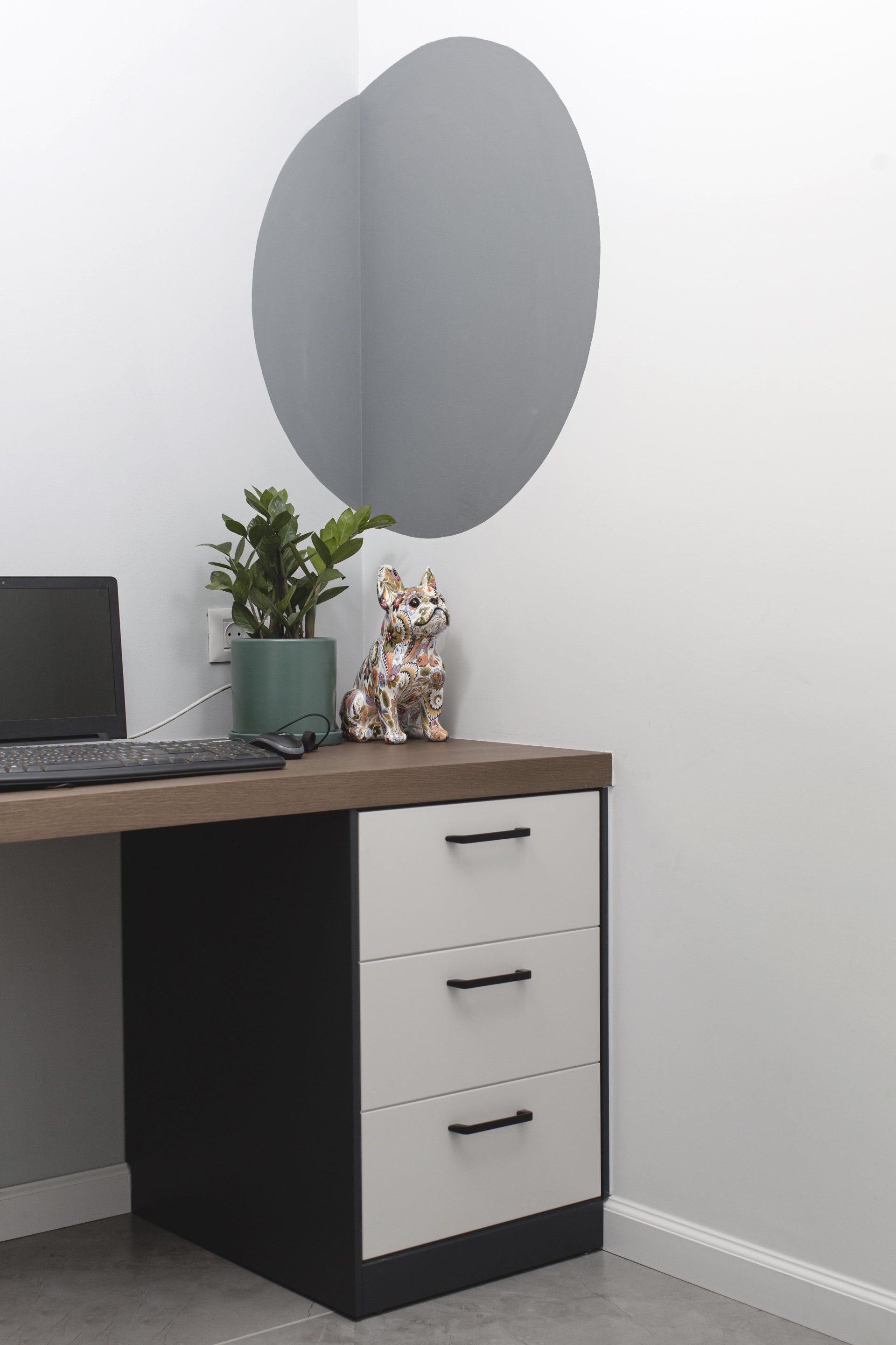 לצבוע קיר בצורה אומנותית ומיוחדת ולהוסיף אופי לחלל משרד ביתי בסטייל המשקף את העדפות הלקוח. פינת מחשב, כוורת עם ספרים ואקססוריז וצמחים עם פינת מוזיקה כאן עובדים מהבית בעיצוב של מעצבת פנים ומלבישה בתים ג׳ני ויאליך jenyvstudio