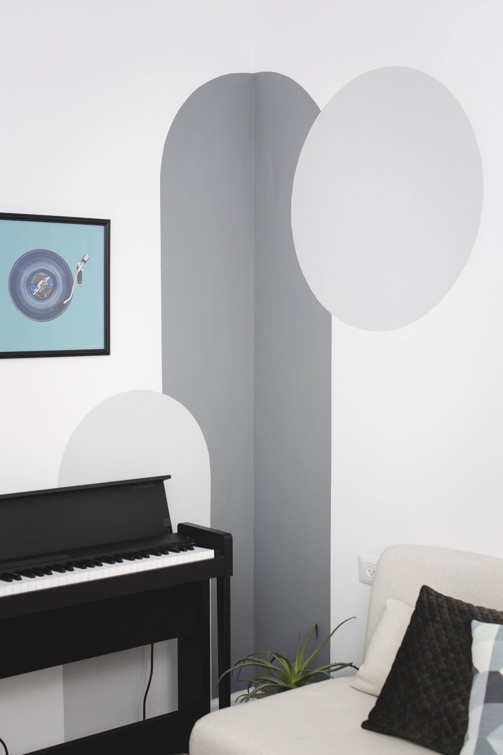 לצבוע קיר בצורה אומנותית ומיוחדת ולהוסיף אופי לחלל משרד ביתי בסטייל המשקף את העדפות הלקוח. פינת מחשב, כוורת עם ספרים ואקססוריז וצמחים עם פינת מוזיקה כאן עובדים מהבית בעיצוב של מעצבת פנים ומלבישה בתים ג׳ני ויאליך jenyvstudio