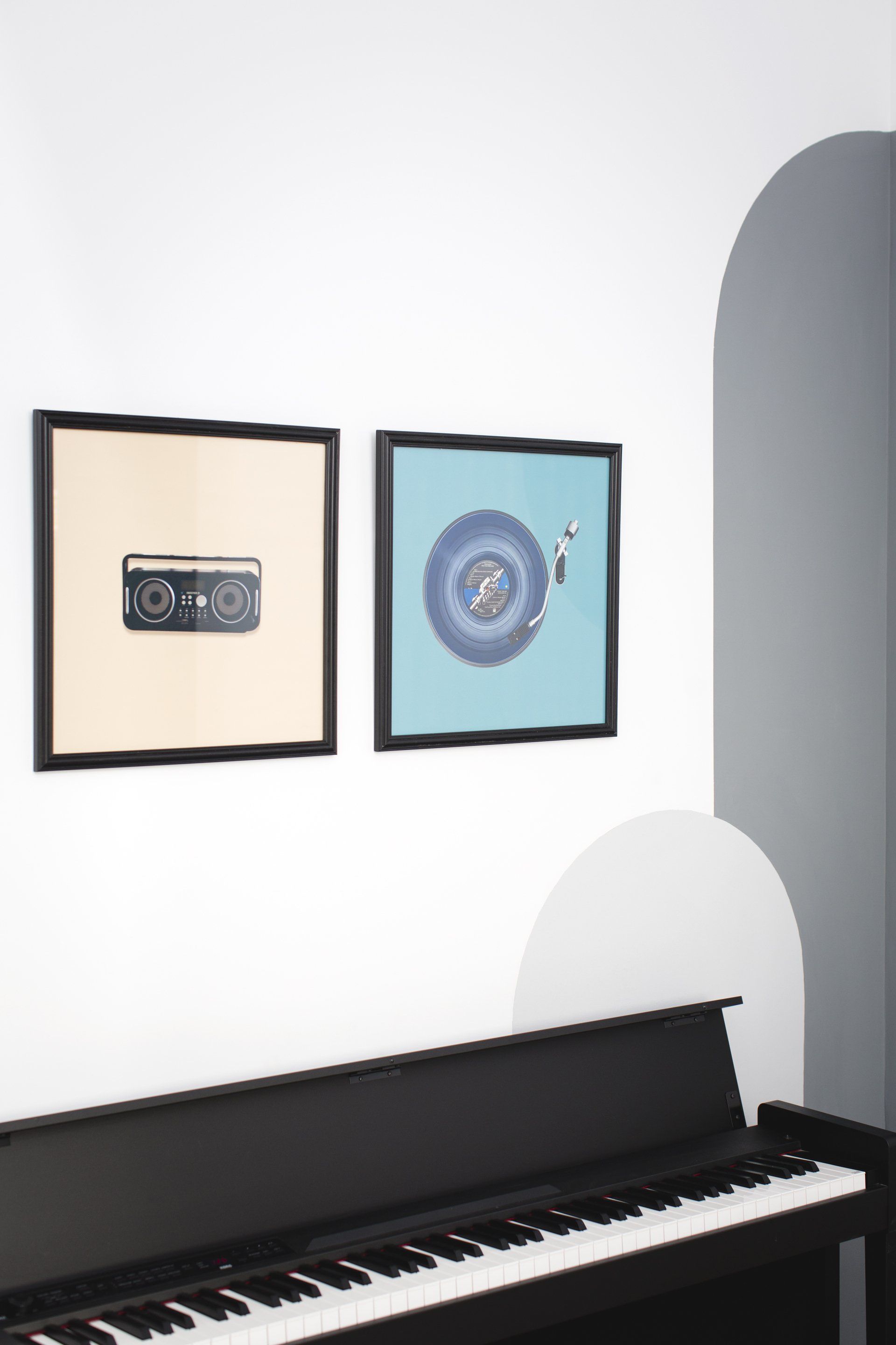 בולדוג צבעוני, סוקולנטים, תמונות על הקיר משרד ביתי בסטייל המשקף את העדפות הלקוח. פינת מחשב, כוורת עם ספרים ואקססוריז וצמחים עם פינת מוזיקה כאן עובדים מהבית בעיצוב של מעצבת פנים ומלבישה בתים ג׳ני ויאליך jenyvstudio