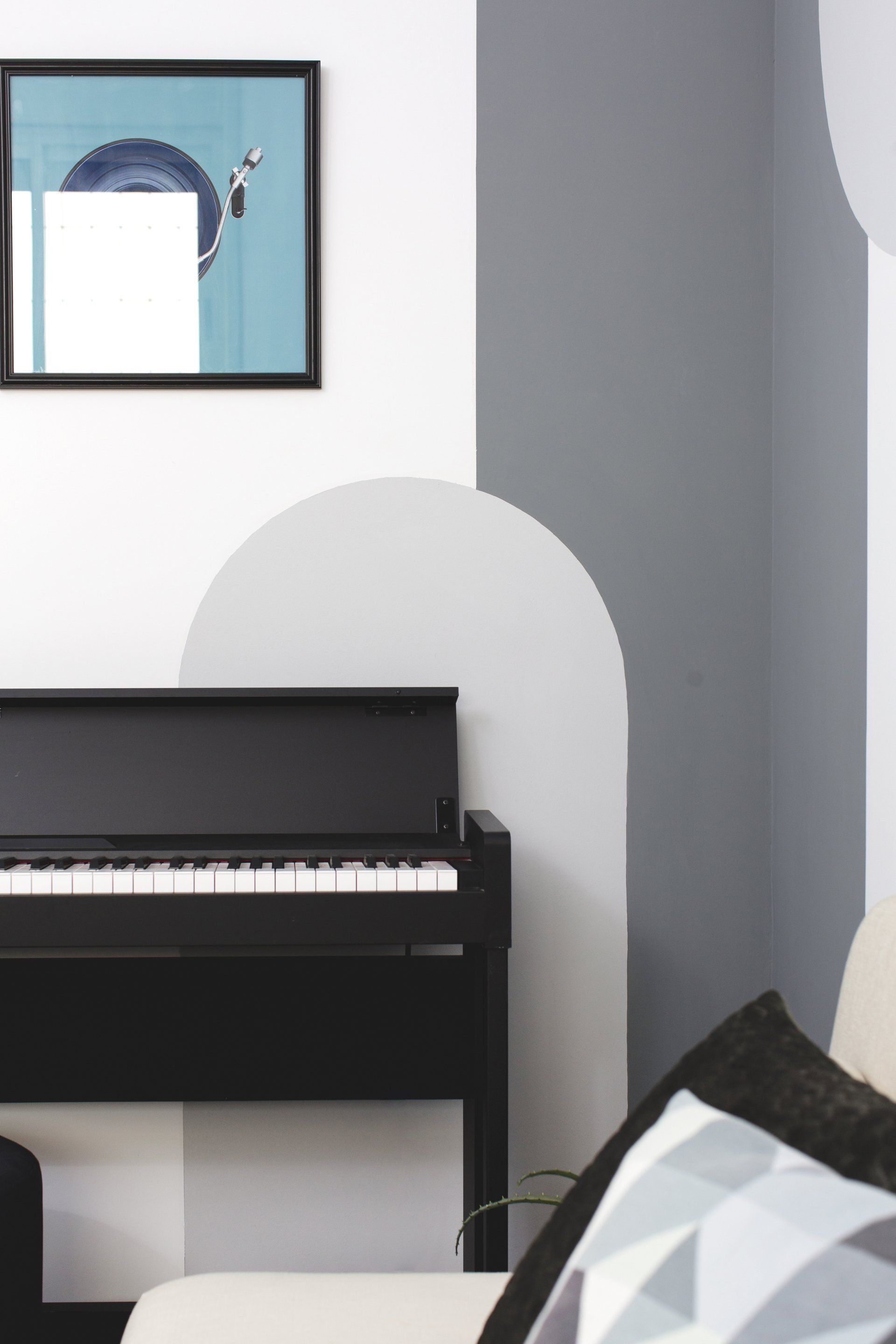 לצבוע קיר בצורה אומנותית ומיוחדת ולהוסיף אופי לחלל משרד ביתי בסטייל המשקף את העדפות הלקוח. פינת מחשב, כוורת עם ספרים ואקססוריז וצמחים עם פינת מוזיקה כאן עובדים מהבית בעיצוב של מעצבת פנים ומלבישה בתים ג׳ני ויאליך jenyvstudio