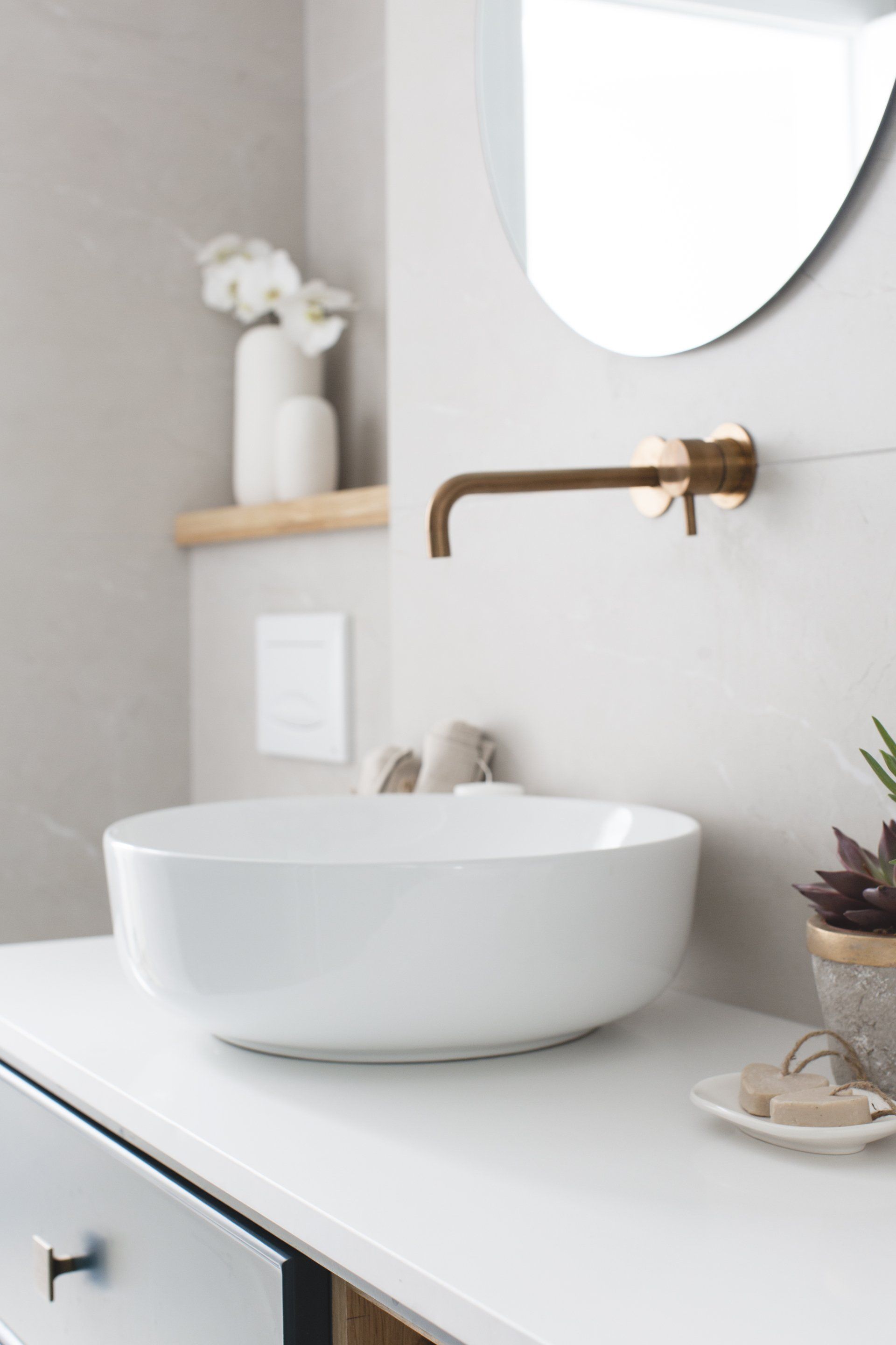 שיפוץ מקלחת ילדים שבירת קיר והרחבת החלל. חדר אמבטיה לילדים עם שני כיורים ואלמנטים של זהב וצבע כחול. אריכים מיוחדים מקלחת ילדים חלומית בעיצוב של מעצבת פנים ומלבישה בתים ג׳ני ויאליך jenyvstudio