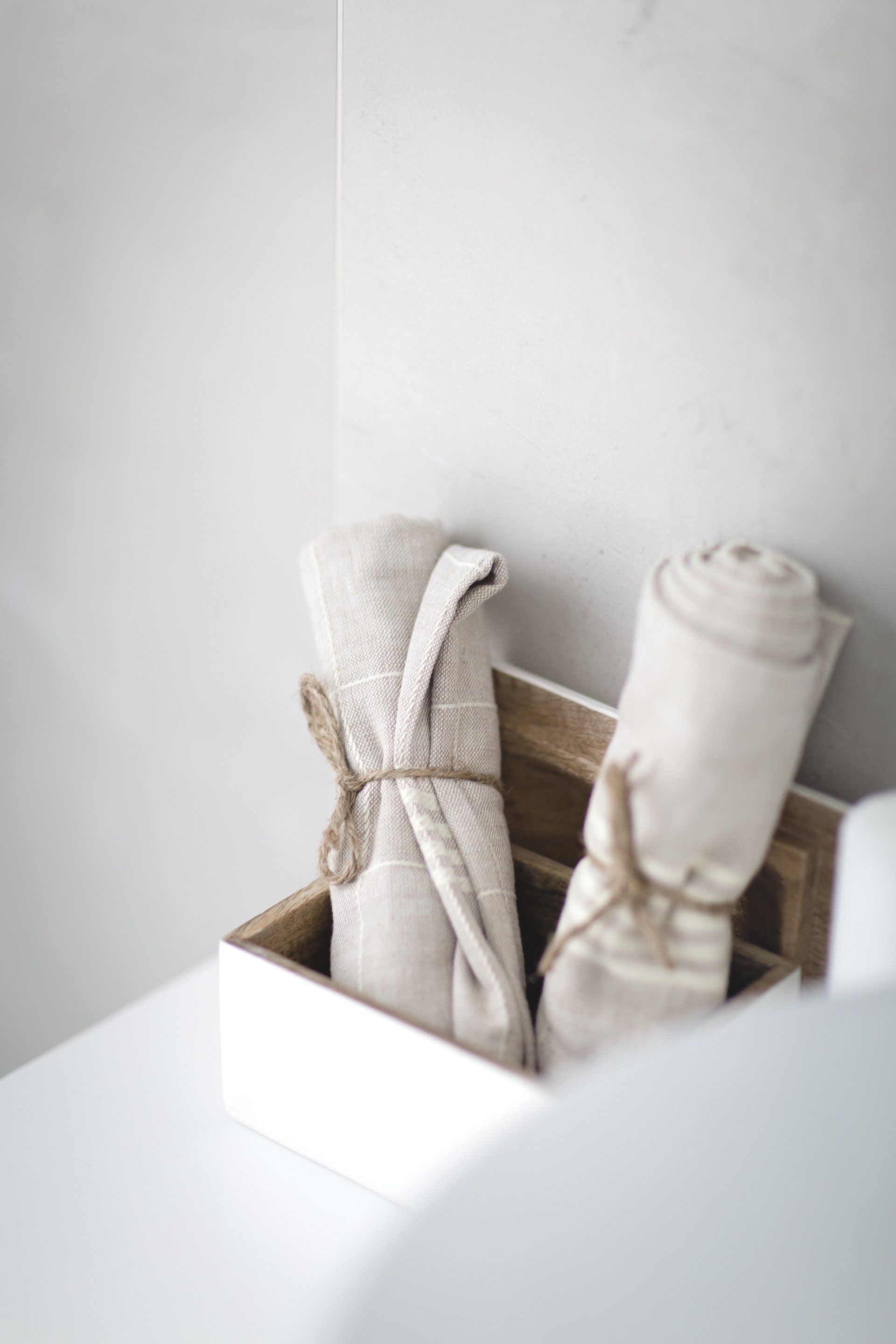 מדפי עץ, נרות ריחניים ופרחים לאוירה מושלמת וחמימה. שיפוץ מקלחת ילדים שבירת קיר והרחבת החלל. חדר אמבטיה לילדים עם שני כיורים ואלמנטים של זהב וצבע כחול. אריכים מיוחדים מקלחת ילדים חלומית בעיצוב של מעצבת פנים ומלבישה בתים ג׳ני ויאליך jenyvstudio