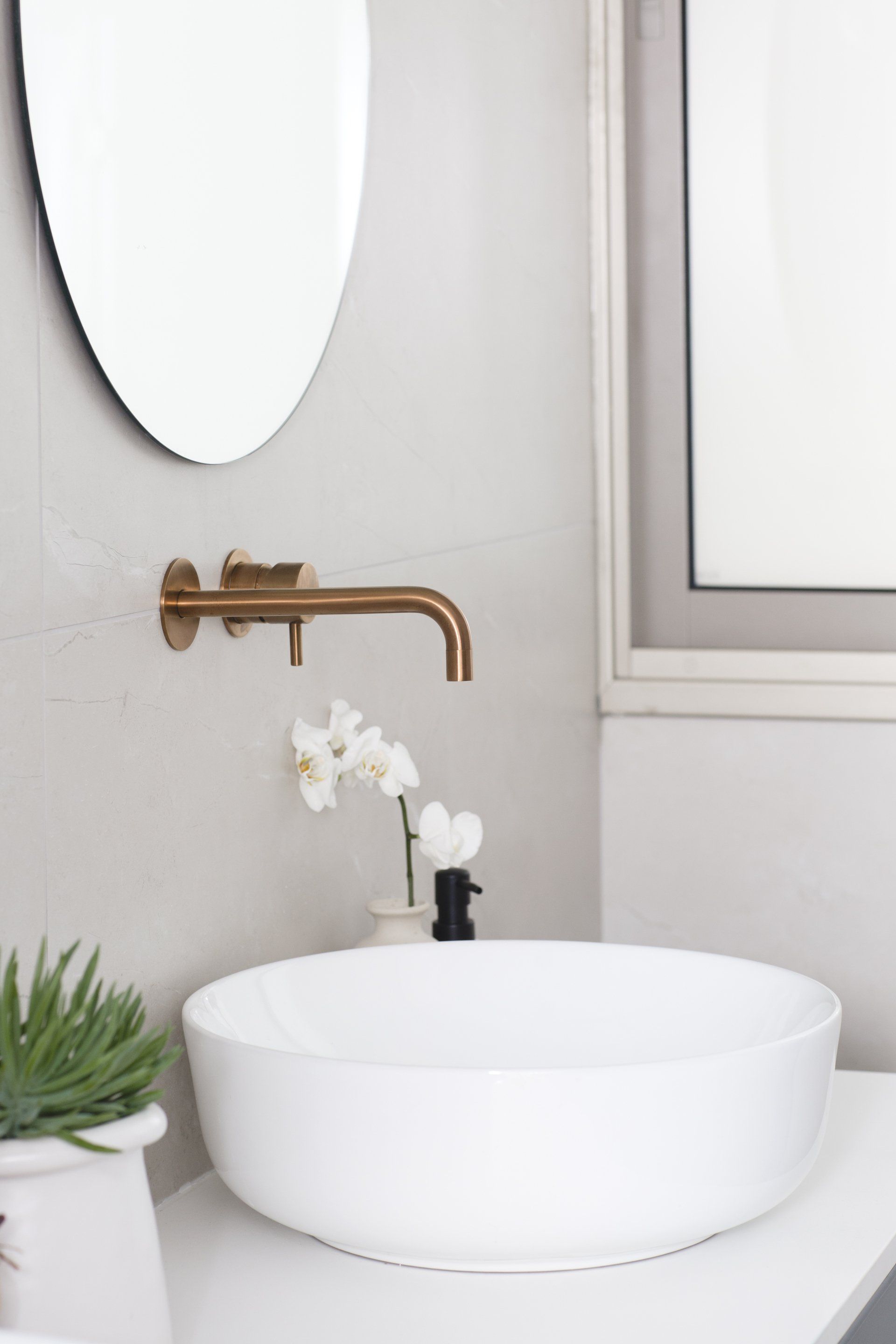 שיפוץ מקלחת ילדים שבירת קיר והרחבת החלל. חדר אמבטיה לילדים עם שני כיורים ואלמנטים של זהב וצבע כחול. אריכים מיוחדים מקלחת ילדים חלומית בעיצוב של מעצבת פנים ומלבישה בתים ג׳ני ויאליך jenyvstudio