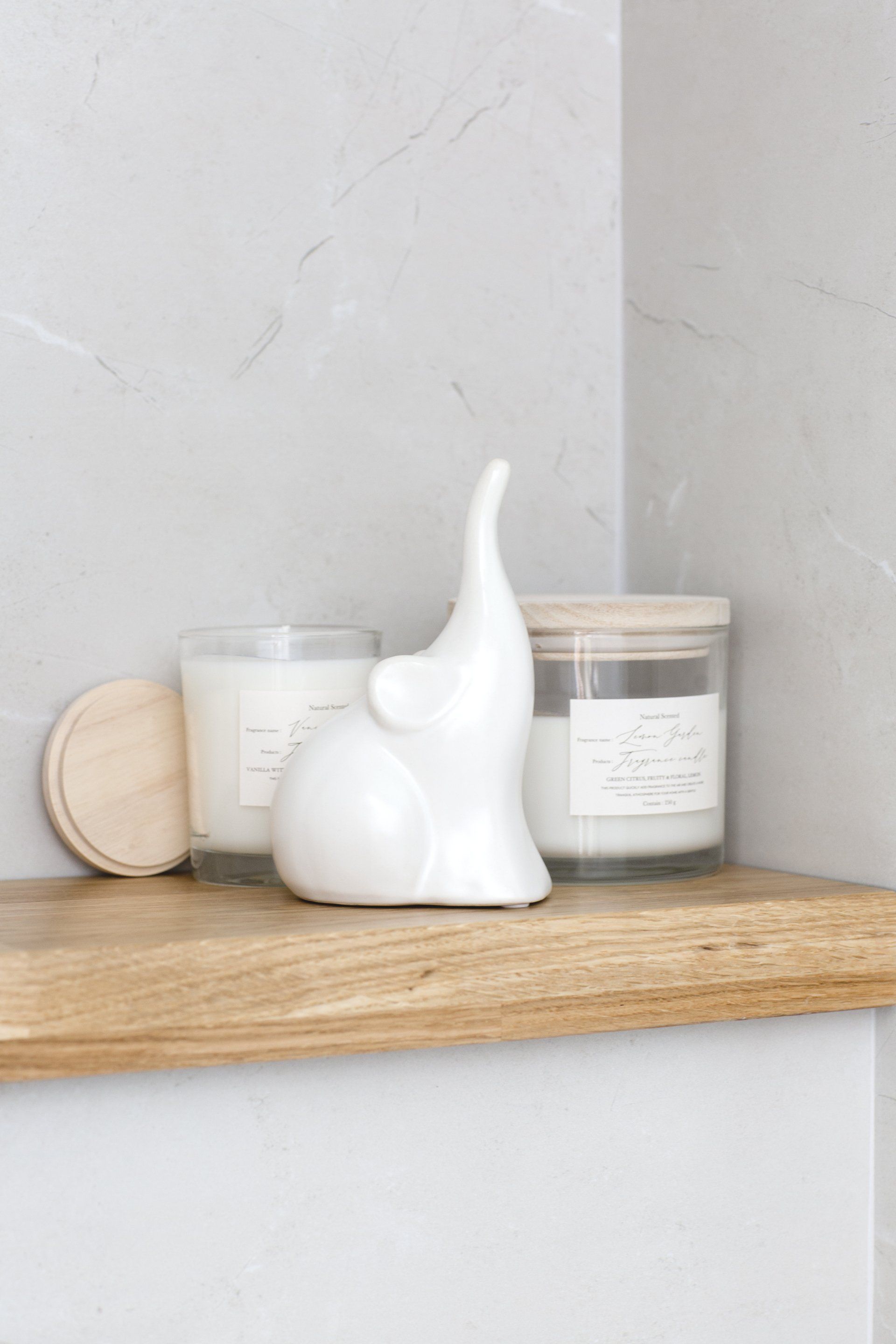 מדפי עץ, נרות ריחניים ופרחים לאוירה מושלמת וחמימה. שיפוץ מקלחת ילדים שבירת קיר והרחבת החלל. חדר אמבטיה לילדים עם שני כיורים ואלמנטים של זהב וצבע כחול. אריכים מיוחדים מקלחת ילדים חלומית בעיצוב של מעצבת פנים ומלבישה בתים ג׳ני ויאליך jenyvstudio