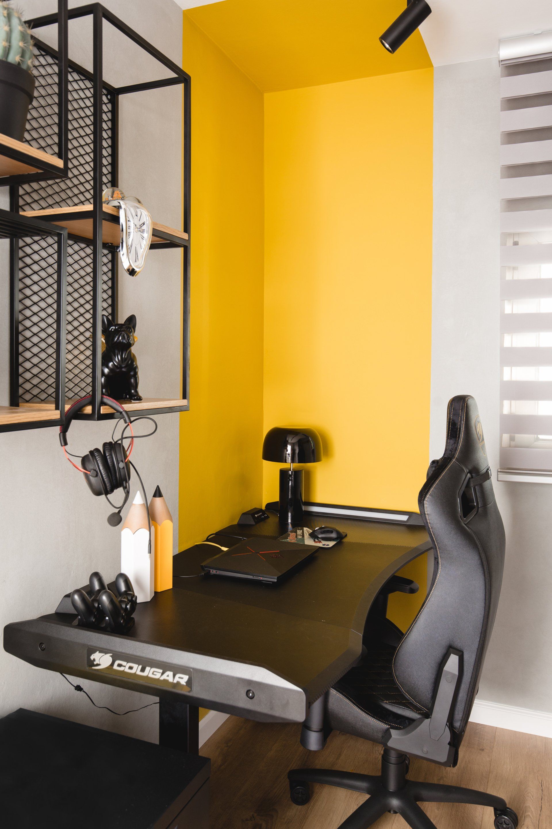 חדר גיימרים עם קיר בצבע צהוב