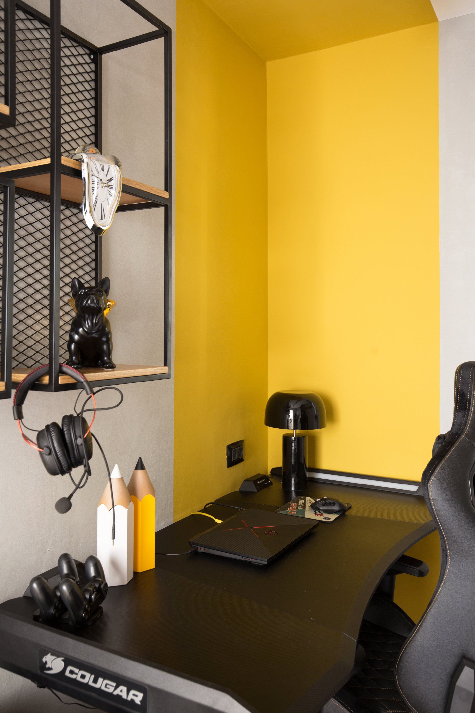 שולחן עבודה בחדר ילדים בעיצוב גיימרים