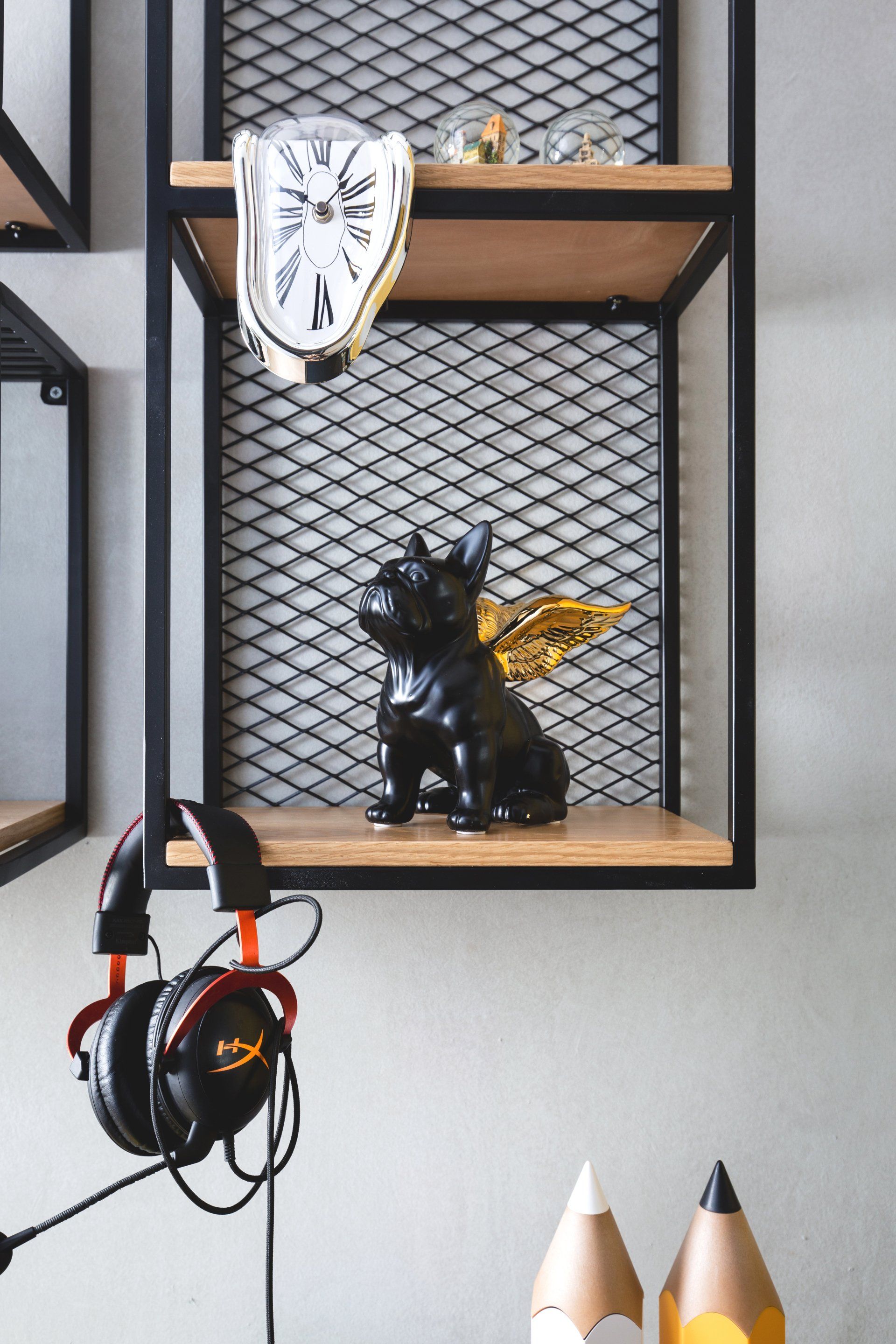 כוננית מדף שחורה עם בובת כלב ואוזניות