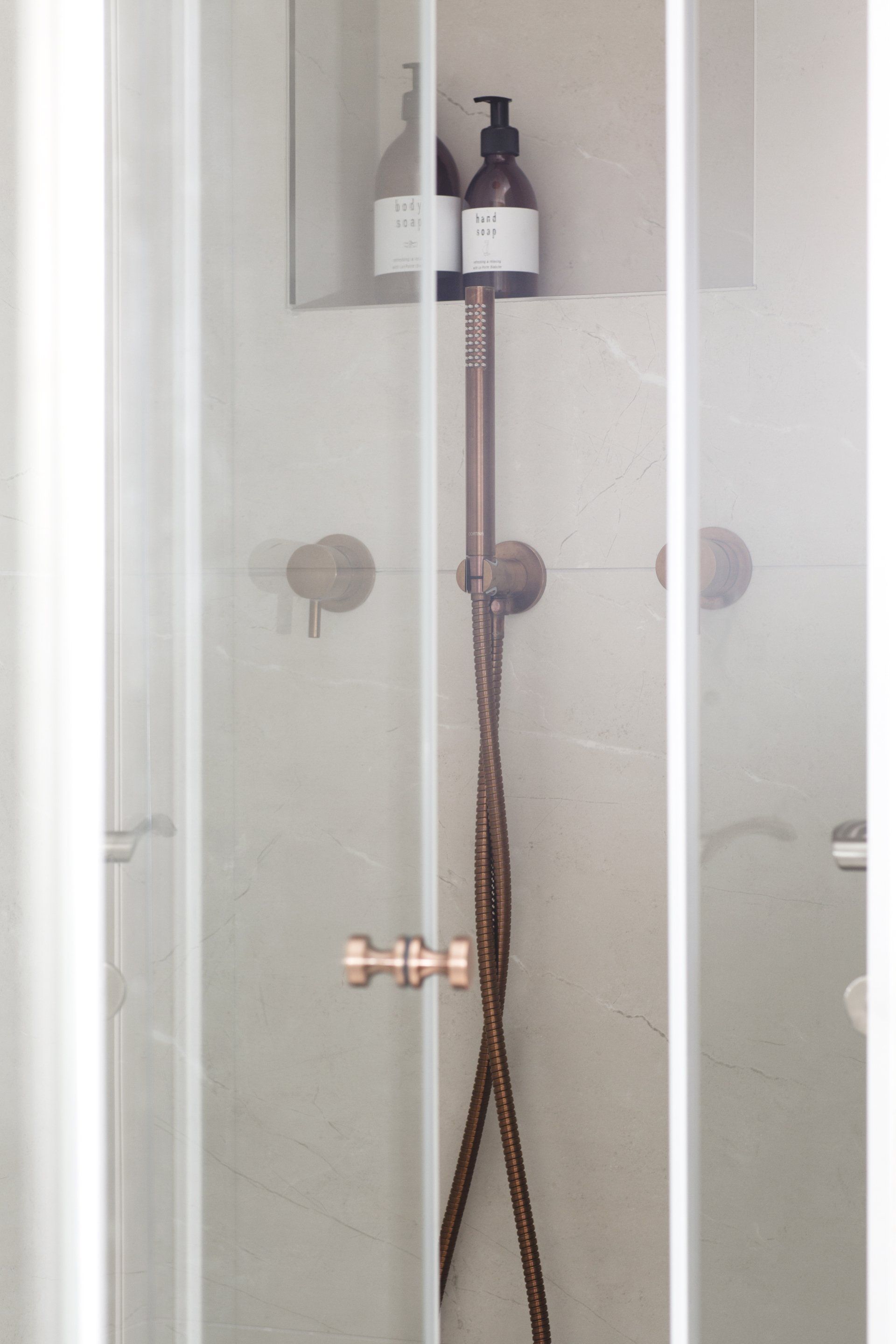 שיפוץ מקלחת ילדים שבירת קיר והרחבת החלל. חדר אמבטיה לילדים עם שני כיורים ואלמנטים של זהב וצבע כחול. אריכים מיוחדים מקלחת ילדים חלומית בעיצוב של מעצבת פנים ומלבישה בתים ג׳ני ויאליך jenyvstudio