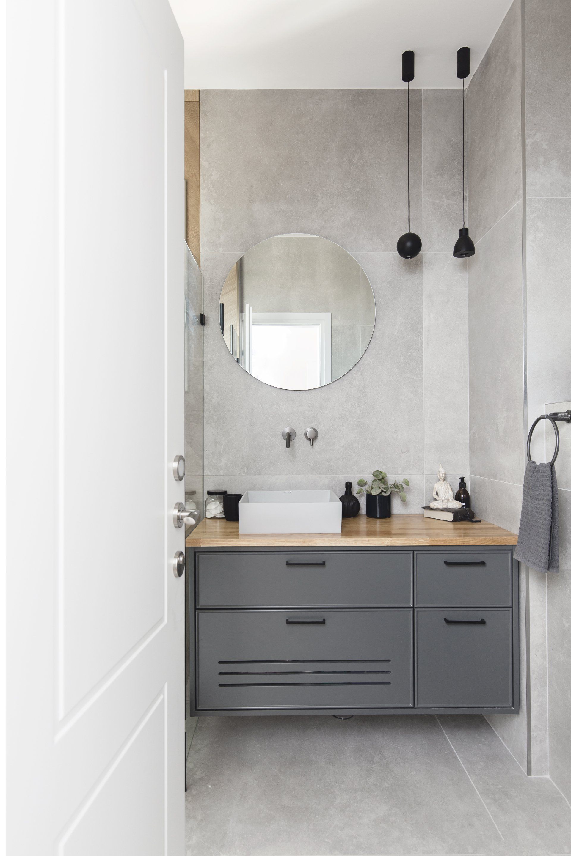 מקלחת יוקרתית בגוונים ניטרליים, אסלה סמוייה,  אריך דמוי עץ, שיפוץ מקלחת כמו בבית מלון. חדר אמבטייה מפנק בסטייל מקלחת הורים מפנקת בעיצוב של מעצבת פנים ומלבישה בתים ג׳ני ויאליך jenyvstudio