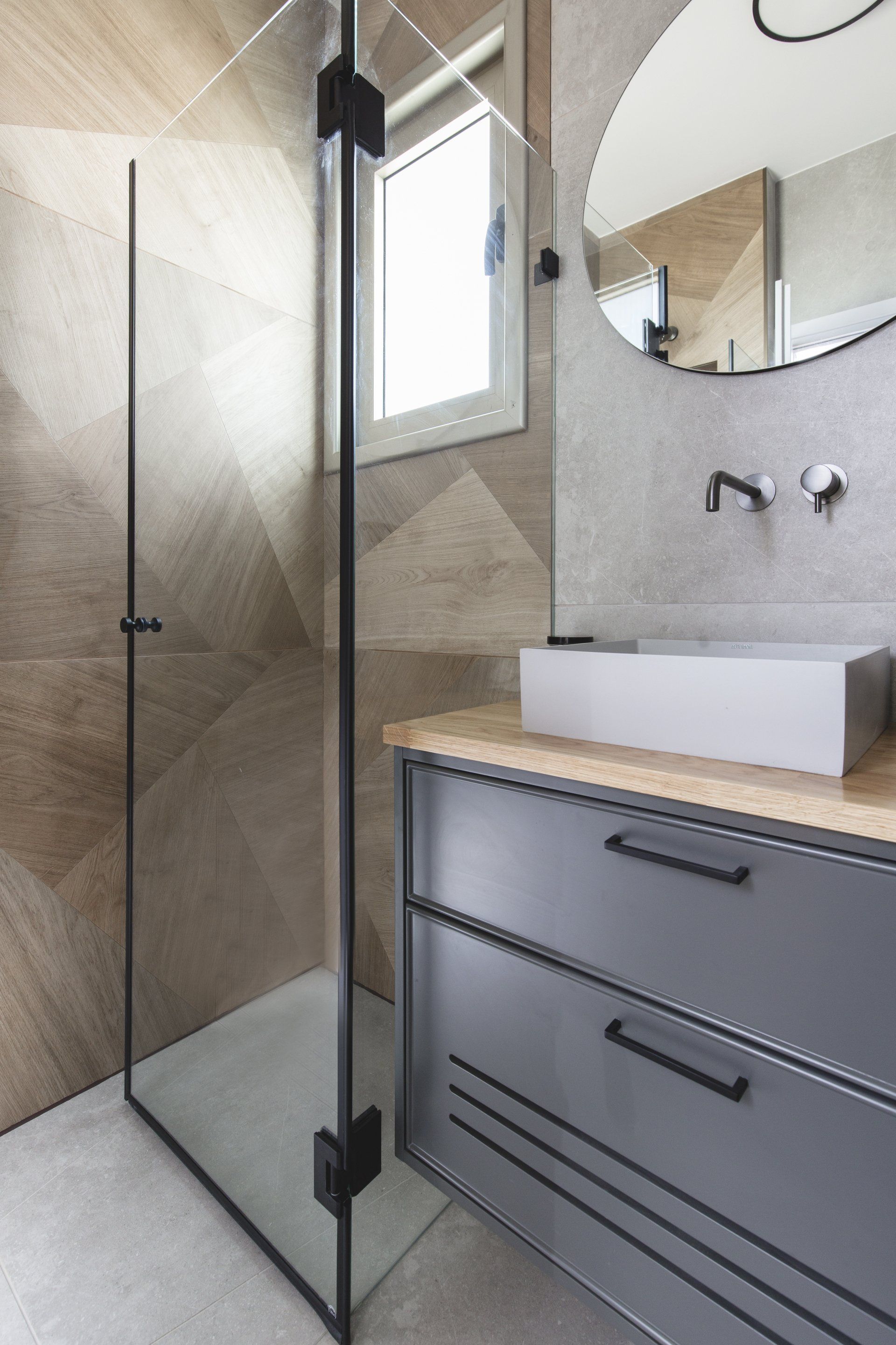 מקלחת יוקרתית בגוונים ניטרליים, אסלה סמוייה,  אריך דמוי עץ, שיפוץ מקלחת כמו בבית מלון. חדר אמבטייה מפנק בסטייל מקלחת הורים מפנקת בעיצוב של מעצבת פנים ומלבישה בתים ג׳ני ויאליך jenyvstudio