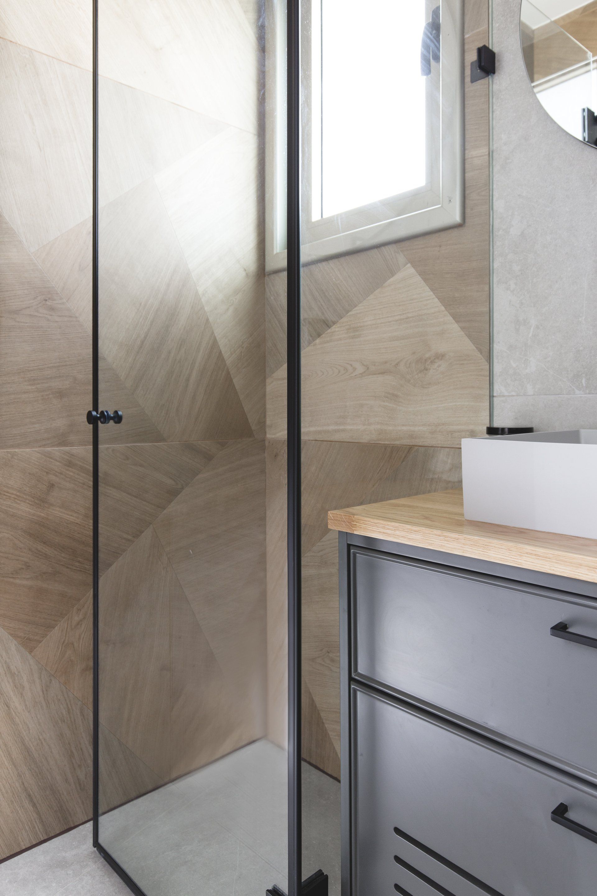 מקלחת יוקרתית בגוונים ניטרליים, אסלה סמוייה,  אריך דמוי עץ, שיפוץ מקלחת כמו בבית מלון. חדר אמבטייה מפנק בסטייל מקלחת הורים מפנקת בעיצוב של מעצבת פנים ומלבישה בתים ג׳ני ויאליך jenyvstudio