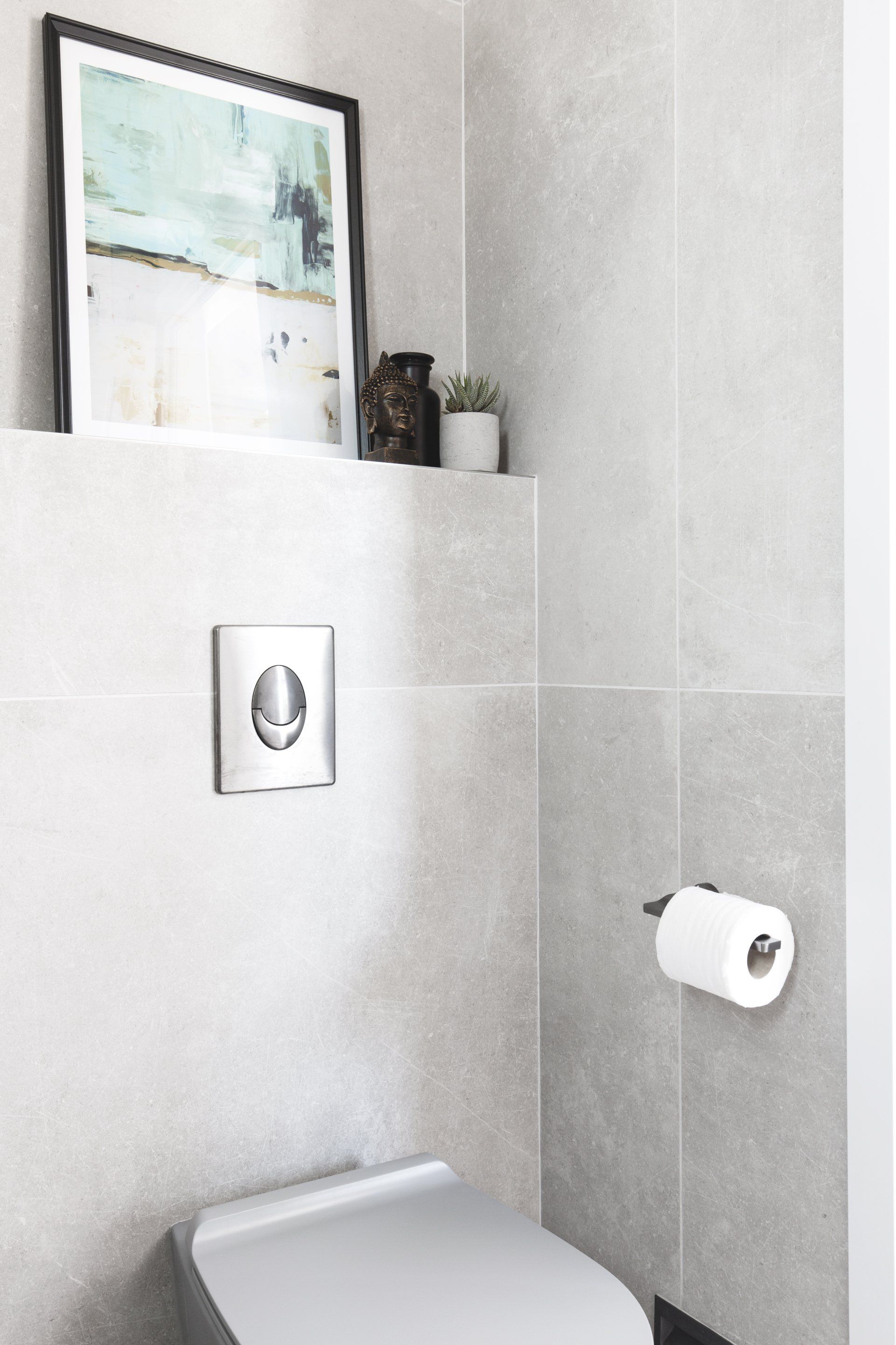 מקלחת יוקרתית בגוונים ניטרליים, אסלה סמוייה,  אריך דמוי עץ, שיפוץ מקלחת כמו בבית מלון. חדר אמבטייה מפנק בסטייל מקלחת הורים מפנקת בעיצוב של מעצבת פנים ומלבישה בתים ג׳ני ויאליך jenyvstudio