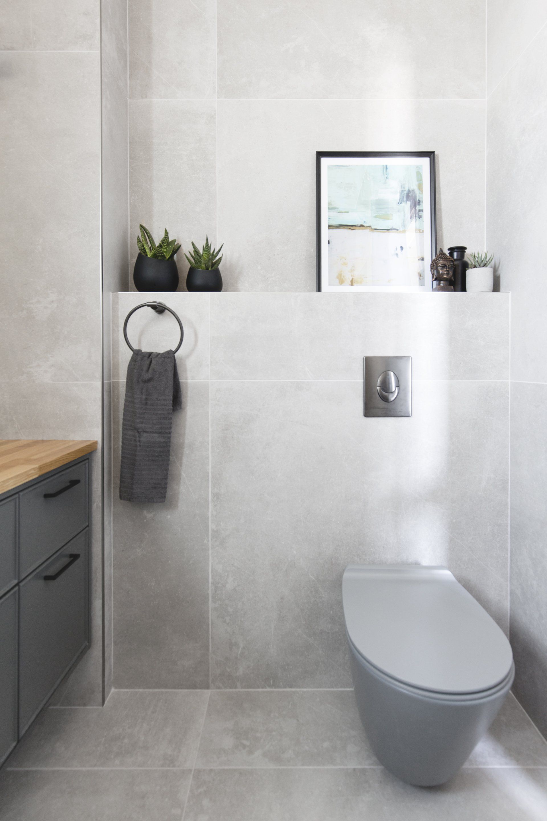 אקססוריז מהממים לאמבטיה מקלחת יוקרתית בגוונים ניטרליים, אסלה סמוייה,  אריך דמוי עץ, שיפוץ מקלחת כמו בבית מלון. חדר אמבטייה מפנק בסטייל מקלחת הורים מפנקת בעיצוב של מעצבת פנים ומלבישה בתים ג׳ני ויאליך jenyvstudio