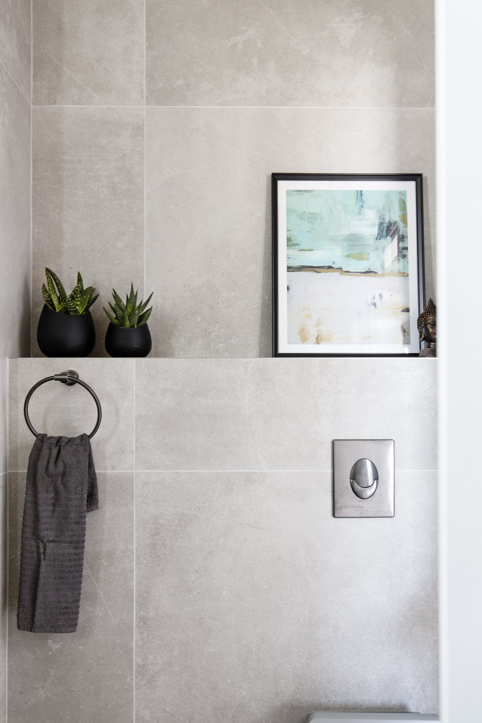 מקלחת יוקרתית בגוונים ניטרליים, אסלה סמוייה,  אריך דמוי עץ, שיפוץ מקלחת כמו בבית מלון. חדר אמבטייה מפנק בסטייל מקלחת הורים מפנקת בעיצוב של מעצבת פנים ומלבישה בתים ג׳ני ויאליך jenyvstudio