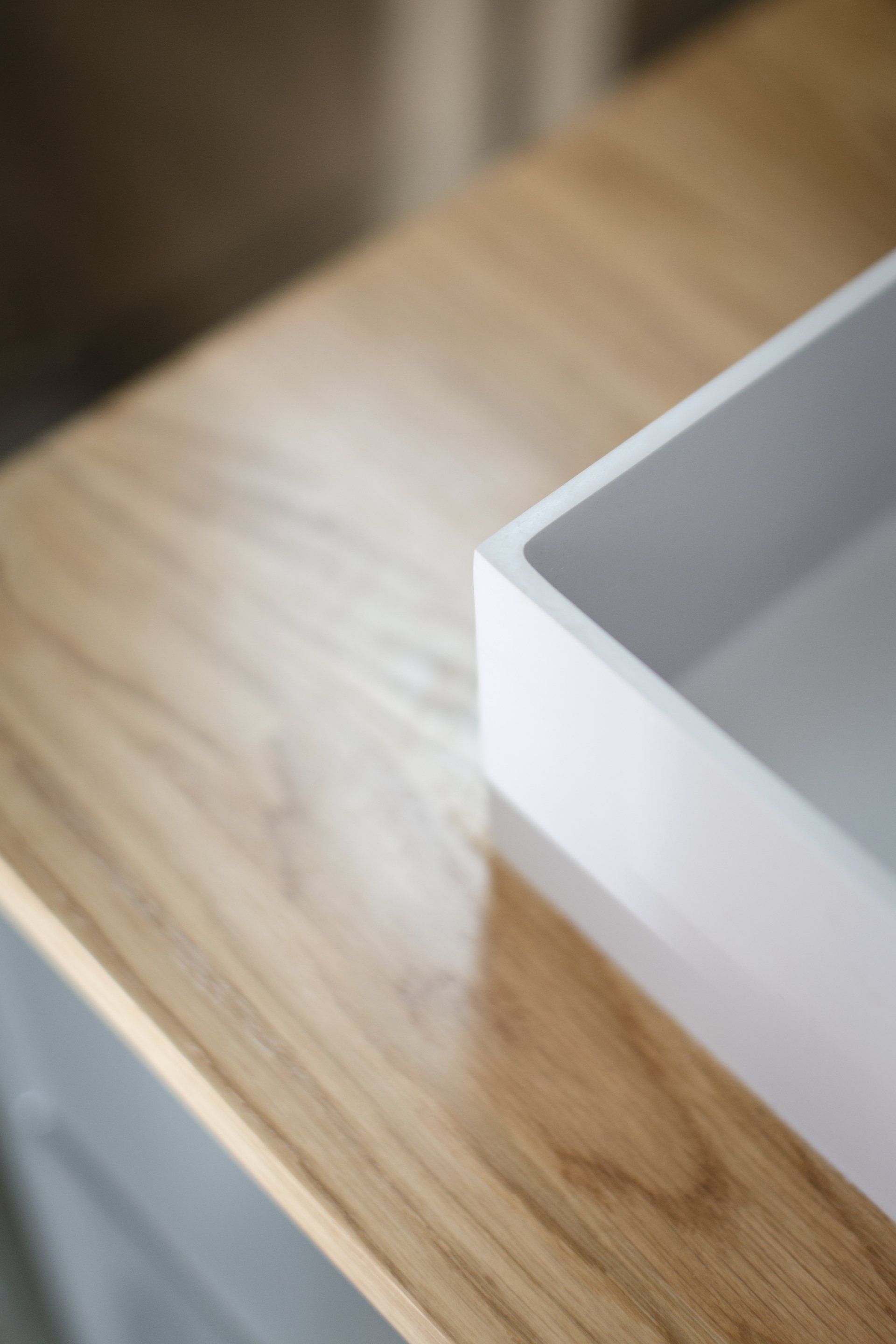 מקלחת יוקרתית בגוונים ניטרליים, אסלה סמוייה,  אריך דמוי עץ, שיפוץ מקלחת כמו בבית מלון. חדר אמבטייה מפנק בסטייל מקלחת הורים מפנקת בעיצוב של מעצבת פנים ומלבישה בתים ג׳ני ויאליך jenyvstudio