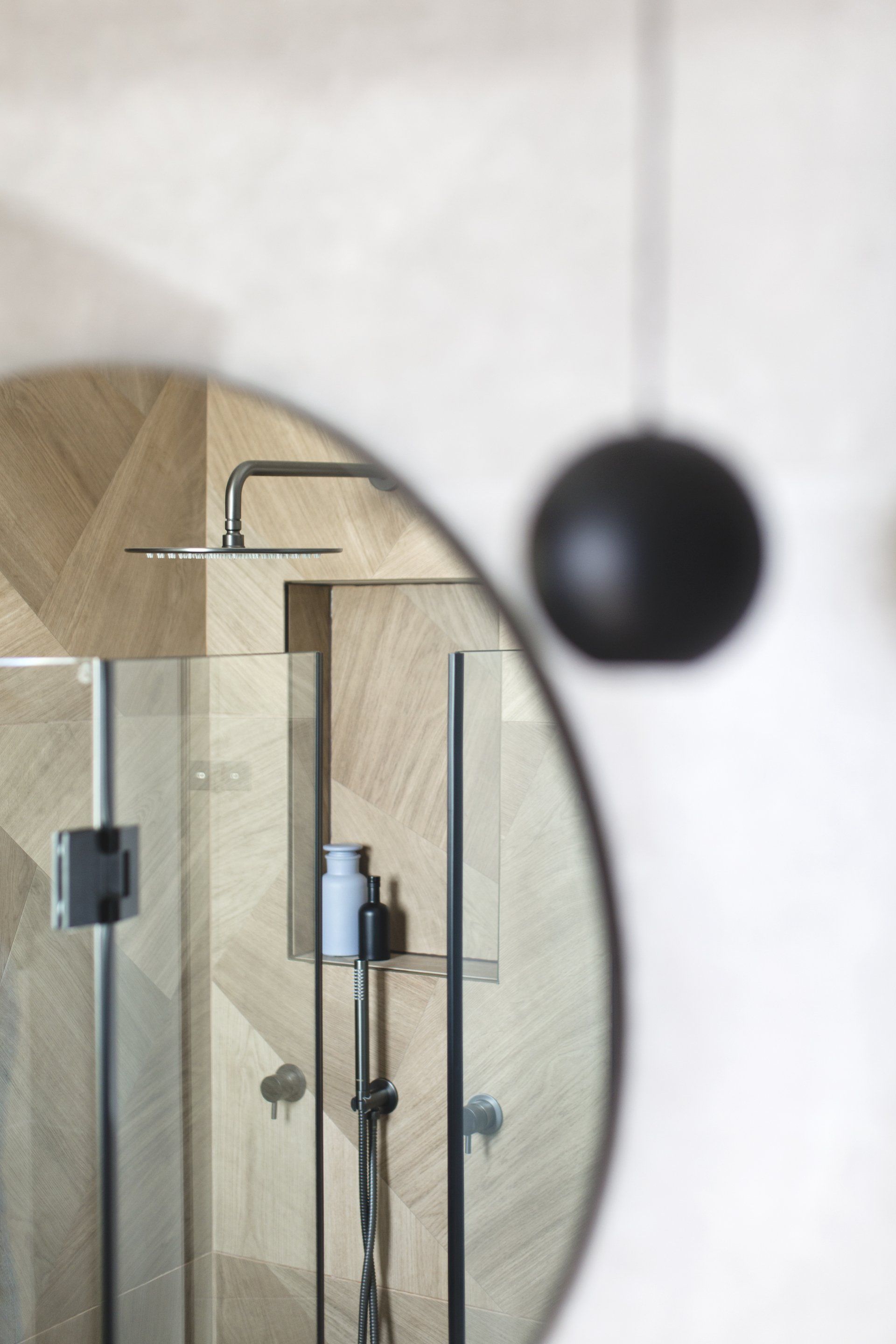 מקלחת יוקרתית בגוונים ניטרליים, אסלה סמוייה,  אריך דמוי עץ, שיפוץ מקלחת כמו בבית מלון. חדר אמבטייה מפנק בסטייל מקלחת הורים מפנקת בעיצוב של מעצבת פנים ומלבישה בתים ג׳ני ויאליך jenyvstudio