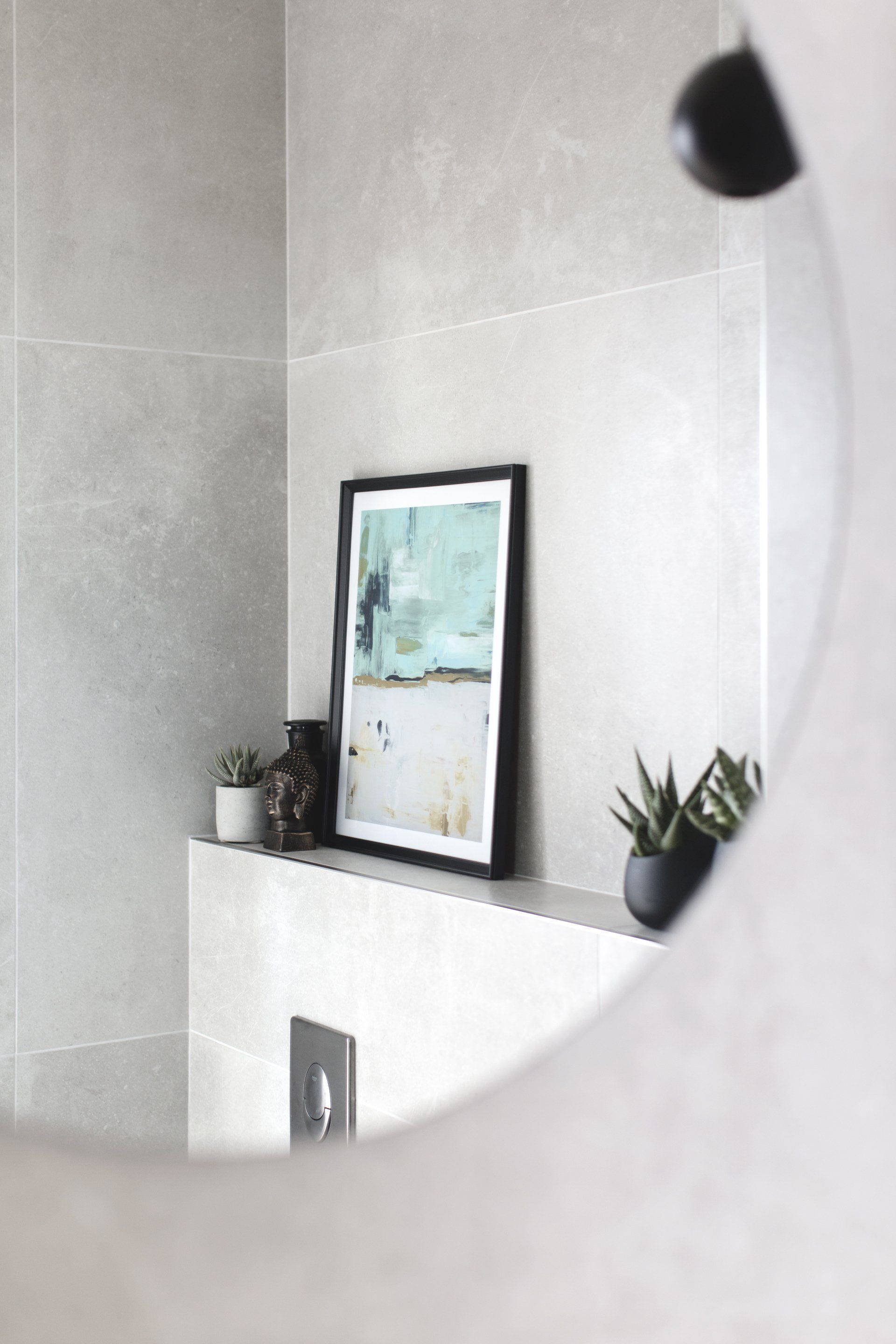 אקססוריז מהממים לאמבטיה מקלחת יוקרתית בגוונים ניטרליים, אסלה סמוייה,  אריך דמוי עץ, שיפוץ מקלחת כמו בבית מלון. חדר אמבטייה מפנק בסטייל מקלחת הורים מפנקת בעיצוב של מעצבת פנים ומלבישה בתים ג׳ני ויאליך jenyvstudio