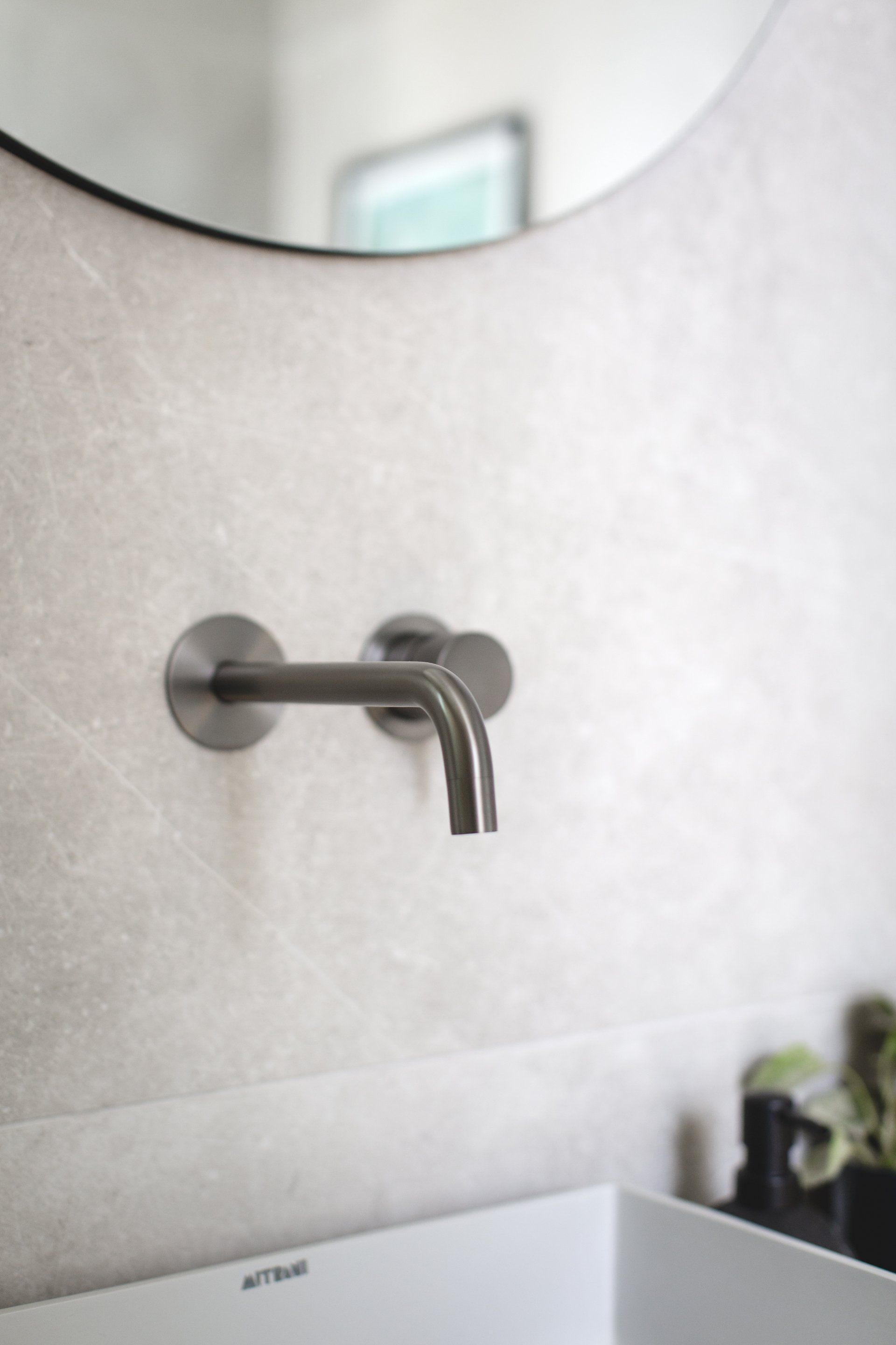 אקססוריז מהממים לאמבטיה מקלחת יוקרתית בגוונים ניטרליים, אסלה סמוייה,  אריך דמוי עץ, שיפוץ מקלחת כמו בבית מלון. חדר אמבטייה מפנק בסטייל מקלחת הורים מפנקת בעיצוב של מעצבת פנים ומלבישה בתים ג׳ני ויאליך jenyvstudio