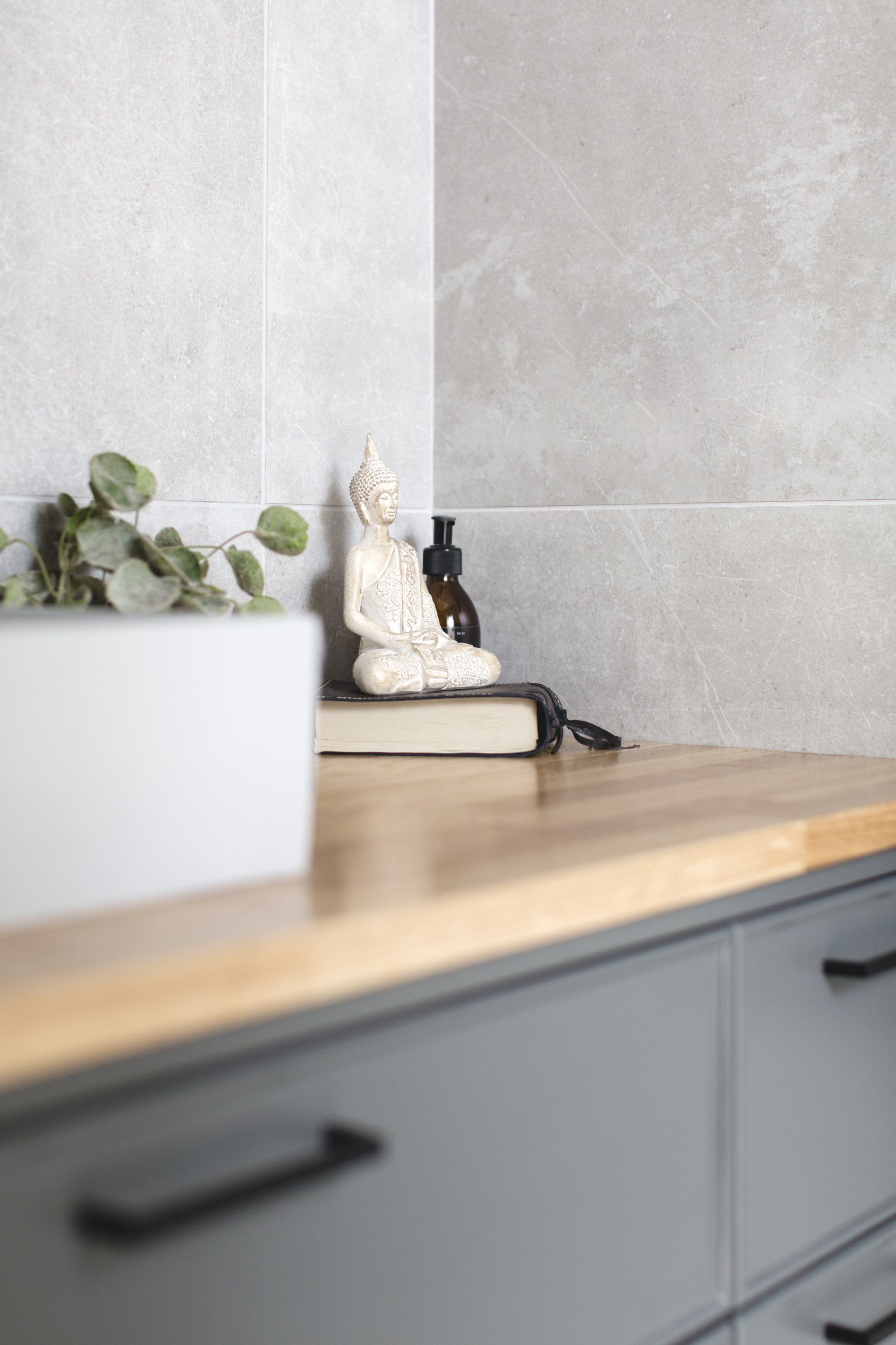 אקססוריז מהממים לאמבטיה מקלחת יוקרתית בגוונים ניטרליים, אסלה סמוייה,  אריך דמוי עץ, שיפוץ מקלחת כמו בבית מלון. חדר אמבטייה מפנק בסטייל מקלחת הורים מפנקת בעיצוב של מעצבת פנים ומלבישה בתים ג׳ני ויאליך jenyvstudio