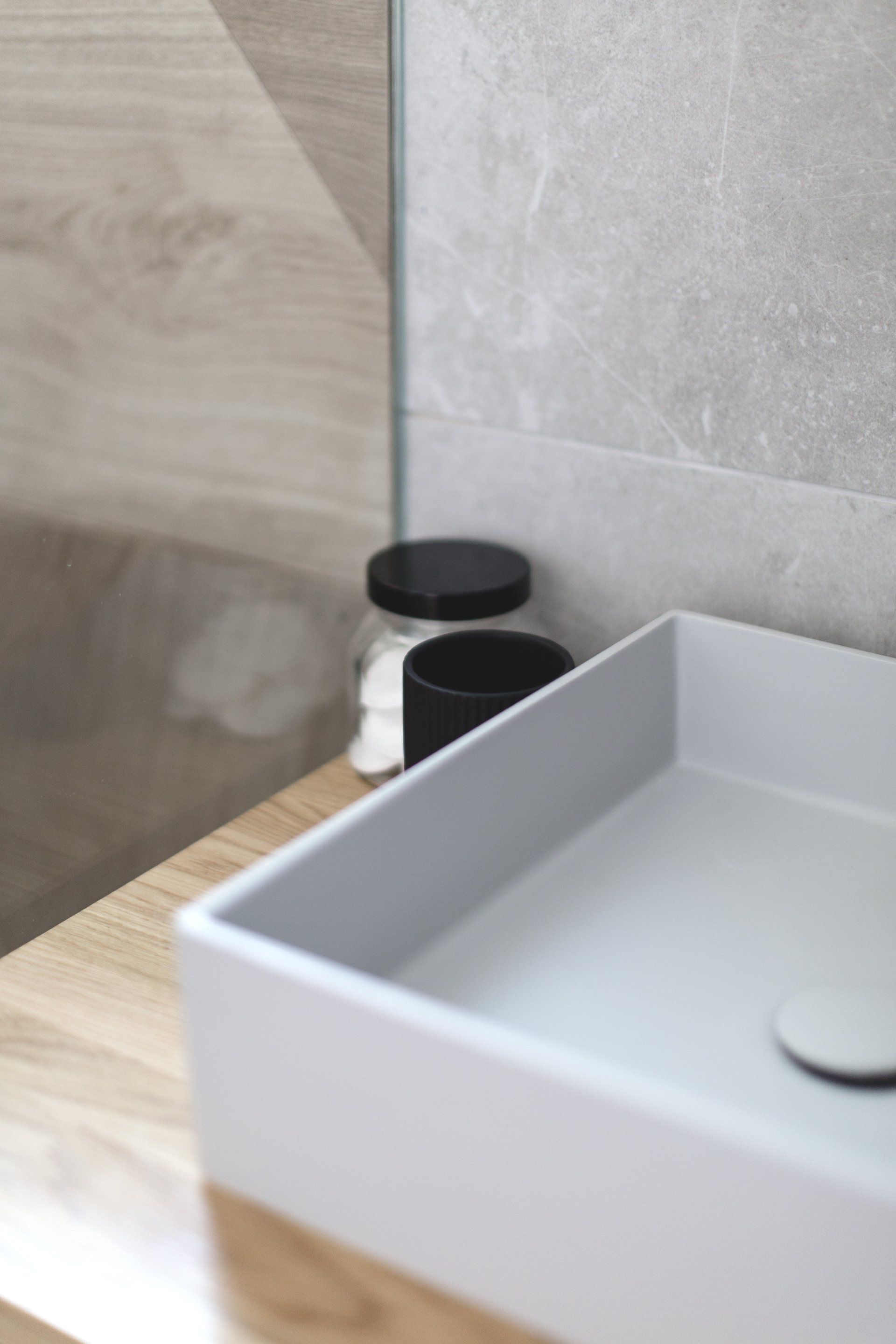 מקלחת יוקרתית בגוונים ניטרליים, אסלה סמוייה,  אריך דמוי עץ, שיפוץ מקלחת כמו בבית מלון. חדר אמבטייה מפנק בסטייל מקלחת הורים מפנקת בעיצוב של מעצבת פנים ומלבישה בתים ג׳ני ויאליך jenyvstudio